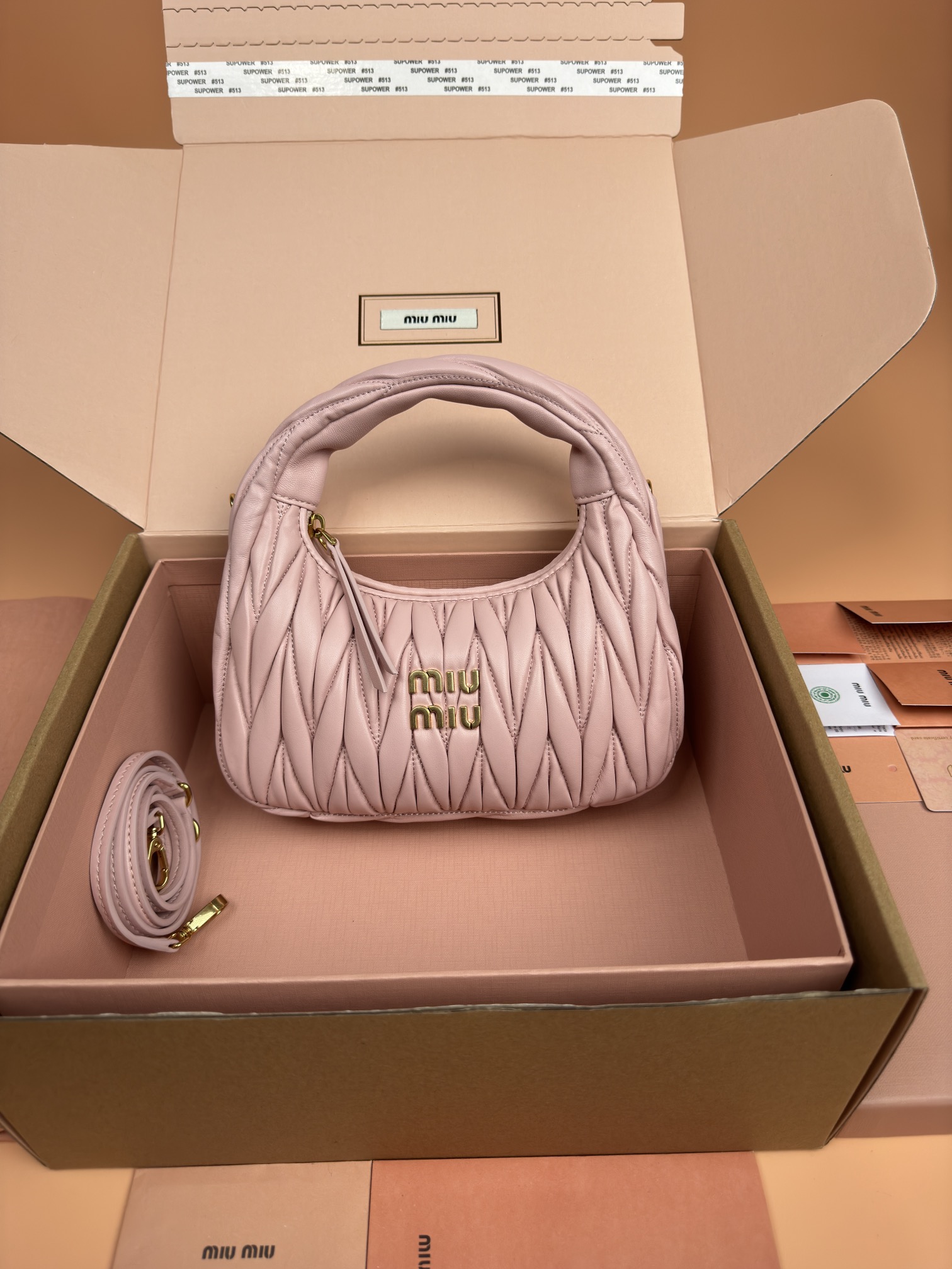 NO:184940,[Excellent hardware original leather] Wander Matelasse sheep leather Hobo handbag/crossbody bag ~ 20cm snow pink sheepskin Wander handbag has become a classic accessories. This mini handbag is made of Matalasse sheepskin, using exquisite craftsmanship to create a three-dimensional effect, showing exquisite elegance. It presents the Hobo bag style, blending retro style and modern elegance, and becomes the new synonym for modern femininity. ~Gold accessories ~Zipper closure ~Metal engraving logo on the front ~Cotton satin lining Size: W20×H17×D6cm Number_5BC, special Miao Miao, satchels, crossbody bags, sheepskin19860909【特级五金原厂皮】 Wander Matelasse羊皮革Hobo手提包/斜挎包～20cm雪粉色羊皮 Wander手提包已成经典配饰之.这款迷你手袋选用Matalasse羊皮革打造,运用精湛工艺打造三维立体效果,尽显精致优雅.呈现Hobo包版型,融合复古风情与现代优雅,成为现代女性气质的新代名词. ～金色配件 ～拉链开合 ～正面金属刻字徽标 ～棉质缎面衬里 尺寸:W20×H17×D6cm 編號_5BC,特级缪缪,satchels,crossbody bags,sheepskin,Bag