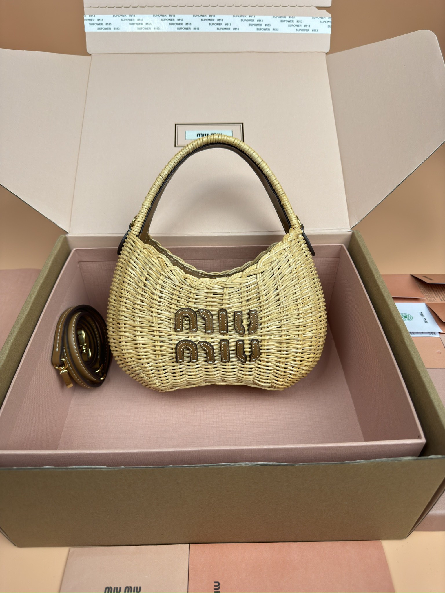 NO:184903,[Original leather of special hardware] Wander woven Hobo bag handbag crossbody bag~ Wander handbag is innovative every season and has become the iconic accessory of the brand series. This woven handbag is made of exotic and exquisite style. The gold accessories are shiny and eye-catching, and the engraved micro marks add label style ~Gold accessories ~Zipper opening and closing ~Metal lettering logo on the front ~Cotton satin lining Size: W20×H17×D6cm Number_5BC, Super Miu Miu, satchels, crossbody bags19860909【特级五金原厂皮】 Wander 编织Hobo包手提包斜挎包～ Wander手提包每季皆有新意,已然成为品牌系列的标志性配饰.这款编织手提包蕴藉异域情调与精致风.金色配件闪亮夺目,刻字微标平添标签性格调 ～金色配件 ～拉链开合 ～正面金属刻字徽标 ～棉质缎面衬里 尺寸:W20×H17×D6cm 編號_5BC,特级缪缪,satchels,crossbody bags,Bag