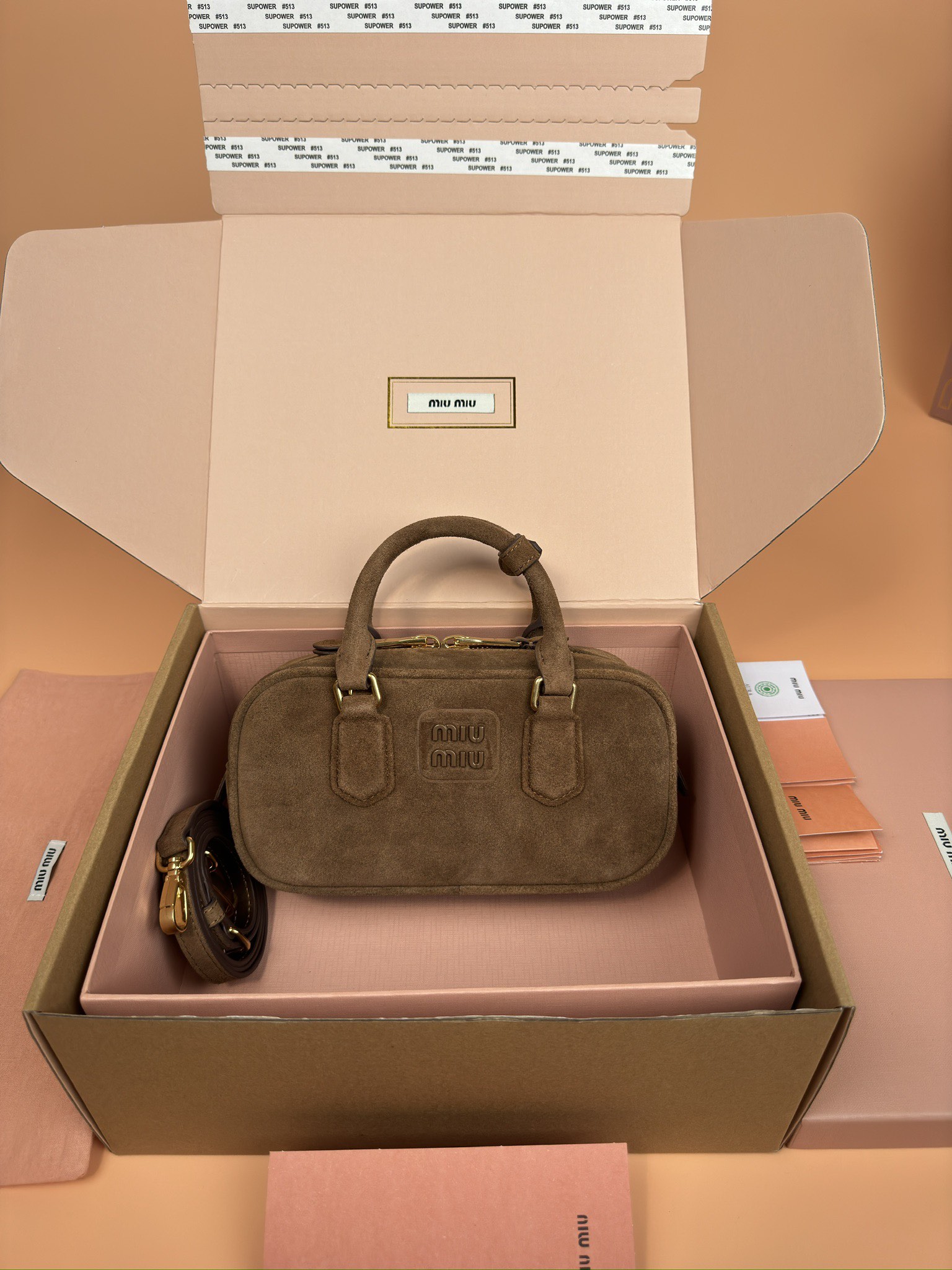 NO:184890,[Original leather of special hardware] Arcadie suede leather small (22cm) bowling handbag/crossbody bag~Frosted coffee This Arcadic suede handbag demonstrates a unique concept. Instant fashion is a tool that reflects reality and translates into material form. The letter logo that complements the finish of metal hardware accessories is exquisitely made of extraordinary workmanship, showing a recognizable classic style. Dynamic and elegant lines are paired with adjustable and removable shoulder straps, presenting a practical and versatile design with modern charm. Size: W22×H10.5×D7.5cm Number_5BB142, special Miu Miu, satchels, crossbody bags, cowhide19860909【特级五金原厂皮】 Arcadie 绒面牛皮革小号(22cm)保龄球手提包/斜挎包～磨砂咖 这款Arcadic绒面手袋彰显独特的理念,即时装是对现实的反映转译为物质形态的工具.与金属五金配件的饰面相辉映的字母徽标,精致做工卓尔不凡,彰显极具辨识度的经典格调.动感优雅线条搭配可调式可拆卸肩带,呈现富有现代魅力的实用百搭设计. 尺寸:W22×H10.5×D7.5cm 編號_5BB142,特级缪缪,satchels,crossbody bags,cowhide,Bag