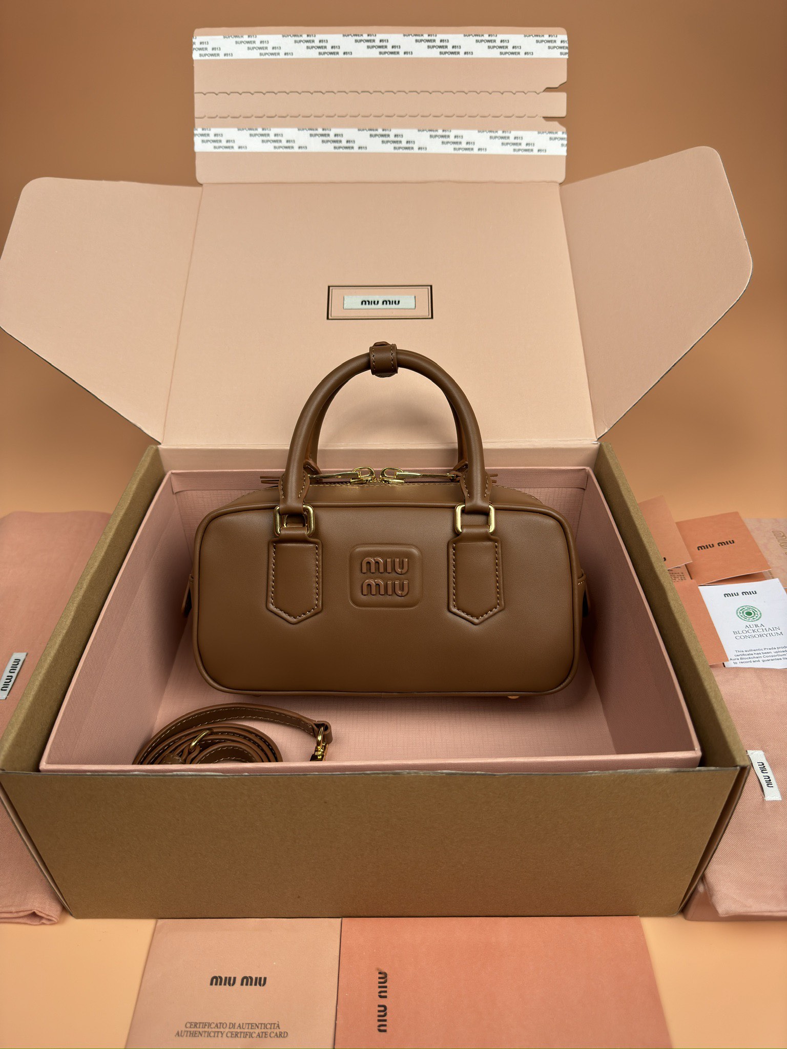 NO:184885,[Excellent hardware original leather] Arcadie cowhide leather small (22cm) bowling handbag/crossbody bag ~ caramel cowhide This Arcadic handbag shows a unique concept, instant fashion is a tool that reflects reality and translates into material form. The letter logo that complements the finish of metal hardware accessories is exquisitely made of extraordinary workmanship, showing a recognizable classic style. Dynamic and elegant lines are paired with adjustable and removable shoulder straps, presenting a practical and versatile design with modern charm. Size: W22×H10.5×D7.5cm Number_5BB142, special Miao Miao, satchels, crossbody bags, cowhide19860909【特级五金原厂皮】 Arcadie 牛皮革小号(22cm)保龄球手提包/斜挎包～焦糖色牛皮 这款Arcadic手袋彰显独特的理念,即时装是对现实的反映转译为物质形态的工具.与金属五金配件的饰面相辉映的字母徽标,精致做工卓尔不凡,彰显极具辨识度的经典格调.动感优雅线条搭配可调式可拆卸肩带,呈现富有现代魅力的实用百搭设计. 尺寸:W22×H10.5×D7.5cm 編號_5BB142,特级缪缪,satchels,crossbody bags,cowhide,Bag