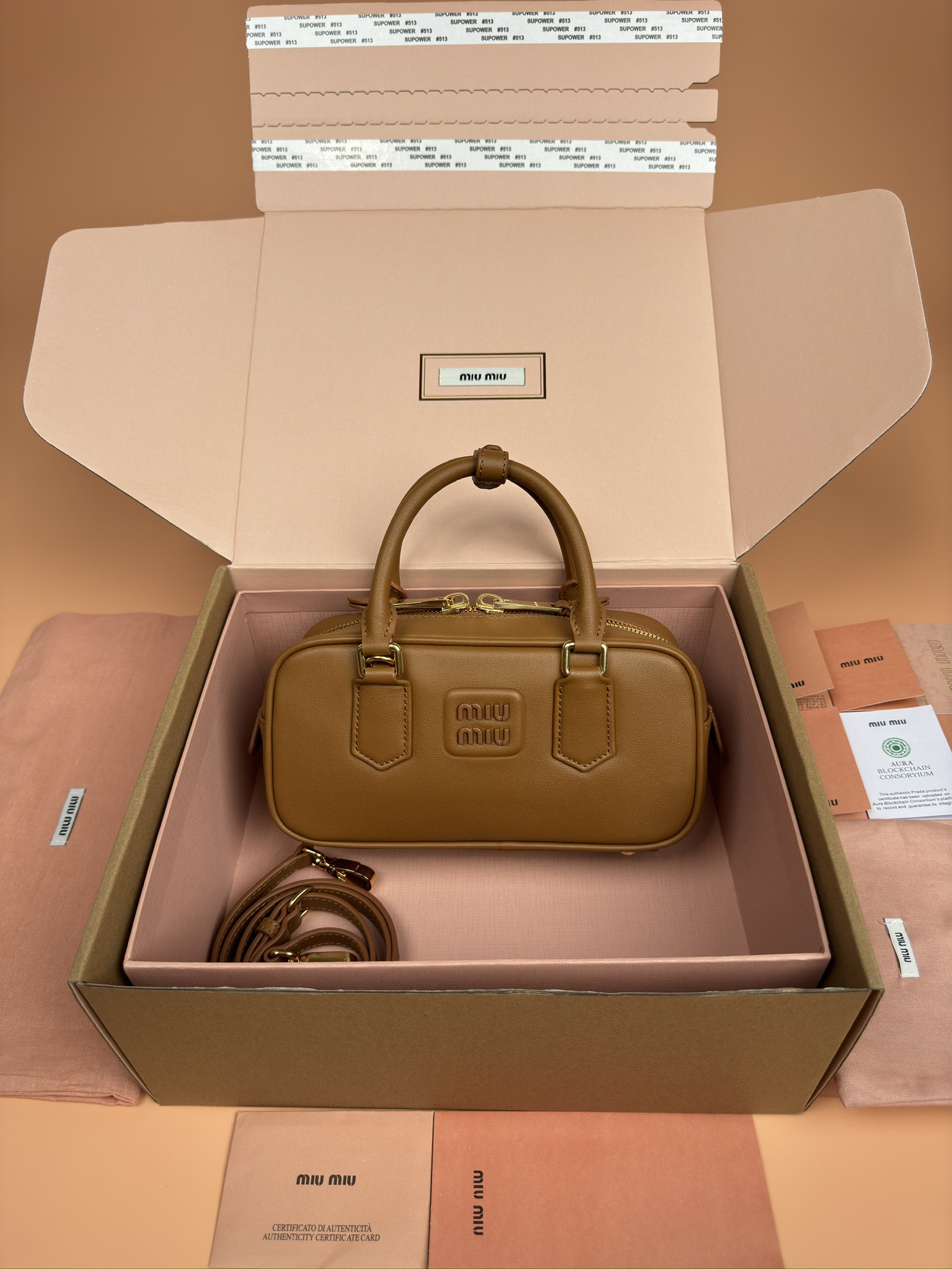 NO:184880,[Excellent hardware original leather] Arcadie cowhide leather small (22cm) bowling handbag/crossbody bag~Napa pattern cognac cowhide This Arcadic handbag shows a unique concept, instant fashion is a tool that reflects reality and translates into material form. The letter logo that complements the finish of metal hardware accessories is exquisitely made of extraordinary workmanship, showing a recognizable classic style. Dynamic and elegant lines are paired with adjustable and removable shoulder straps, presenting a practical and versatile design with modern charm. Size: W22×H10.5×D7.5cm Number_5BB142, special Miao Miao, satchels, crossbody bags, cowhide19860909【特级五金原厂皮】 Arcadie 牛皮革小号(22cm)保龄球手提包/斜挎包～纳帕纹干邑色牛皮 这款Arcadic手袋彰显独特的理念,即时装是对现实的反映转译为物质形态的工具.与金属五金配件的饰面相辉映的字母徽标,精致做工卓尔不凡,彰显极具辨识度的经典格调.动感优雅线条搭配可调式可拆卸肩带,呈现富有现代魅力的实用百搭设计. 尺寸:W22×H10.5×D7.5cm 編號_5BB142,特级缪缪,satchels,crossbody bags,cowhide,Bag