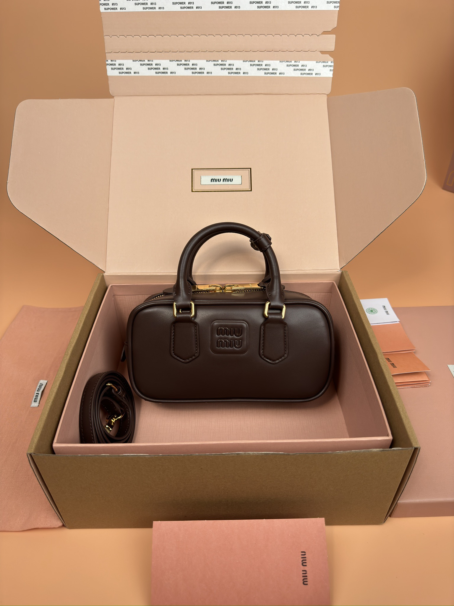 NO:184875,[Excellent hardware original leather] Arcadie cowhide leather small (22cm) bowling handbag/crossbody bag ~ heatherwood cowhide This Arcadic handbag shows a unique concept, instant fashion is a tool that reflects reality and translates into material form. The letter logo that complements the finish of metal hardware accessories is exquisitely made of extraordinary workmanship, showing a recognizable classic style. Dynamic and elegant lines are paired with adjustable and removable shoulder straps, presenting a practical and versatile design with modern charm. Size: W22×H10.5×D7.5cm Number_5BB142, special Miao Miao, satchels, crossbody bags, cowhide19860909【特级五金原厂皮】 Arcadie 牛皮革小号(22cm)保龄球手提包/斜挎包～石南木色牛皮 这款Arcadic手袋彰显独特的理念,即时装是对现实的反映转译为物质形态的工具.与金属五金配件的饰面相辉映的字母徽标,精致做工卓尔不凡,彰显极具辨识度的经典格调.动感优雅线条搭配可调式可拆卸肩带,呈现富有现代魅力的实用百搭设计. 尺寸:W22×H10.5×D7.5cm 編號_5BB142,特级缪缪,satchels,crossbody bags,cowhide,Bag