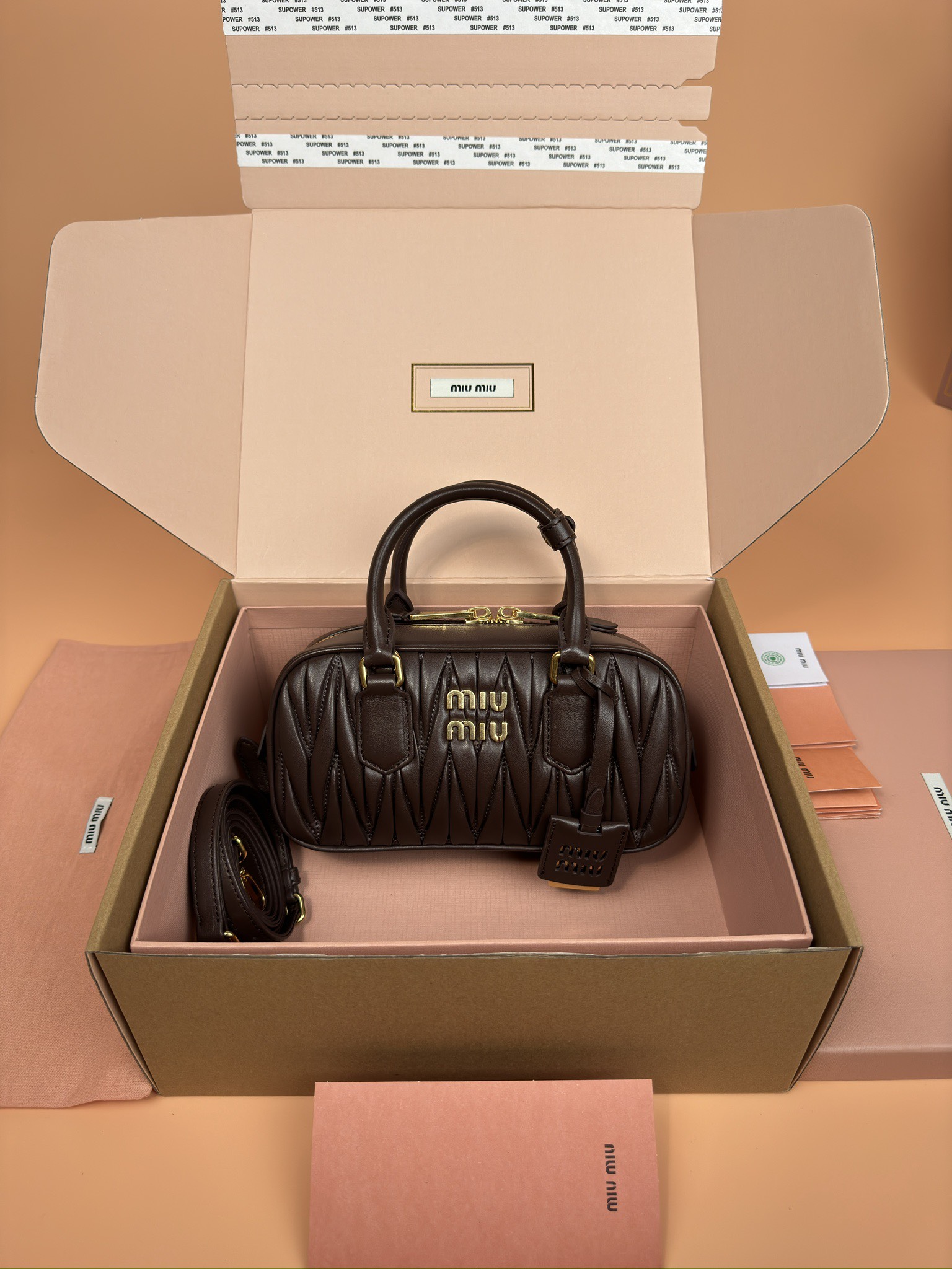 NO:184820,[Original leather of special hardware] Arcadie Matelasse sheepskin small 22cm bowling handbag/crossbody bag~Shinan wood sheepskin This handbag adopts Matelasse craftsmanship, with three-dimensional texture and exquisite texture bringing a new interpretation of the classic silhouette. The front letter logo is cleverly echoes the metal hardware, and the exquisite workmanship is extraordinary, showing a recognizable classic style. Dynamic and elegant lines are matched with adjustable and removable shoulder straps, presenting a practical and versatile design with modern charm. Size: W22×H10.5×D7.5cm Number_5BB142, special Miao Miao, satchels, crossbody bags, sheepskin19860909【特级五金原厂皮】 Arcadie Matelasse羊皮革小号22cm保龄球手提包/斜挎包～石南木色羊皮 这款手提包采用Matelasse工艺,立体纹理与精致质感为经典廓形带来全新演绎.正面字母徽标与金属五金件巧妙呼应,精致做工卓尔不凡,彰显极具辨识度的经典格调.动感优雅线条搭配可调式可拆卸肩带,呈现富有现代魅力的实用百搭设计. 尺寸:W22×H10.5×D7.5cm 編號_5BB142,特级缪缪,satchels,crossbody bags,sheepskin,Bag