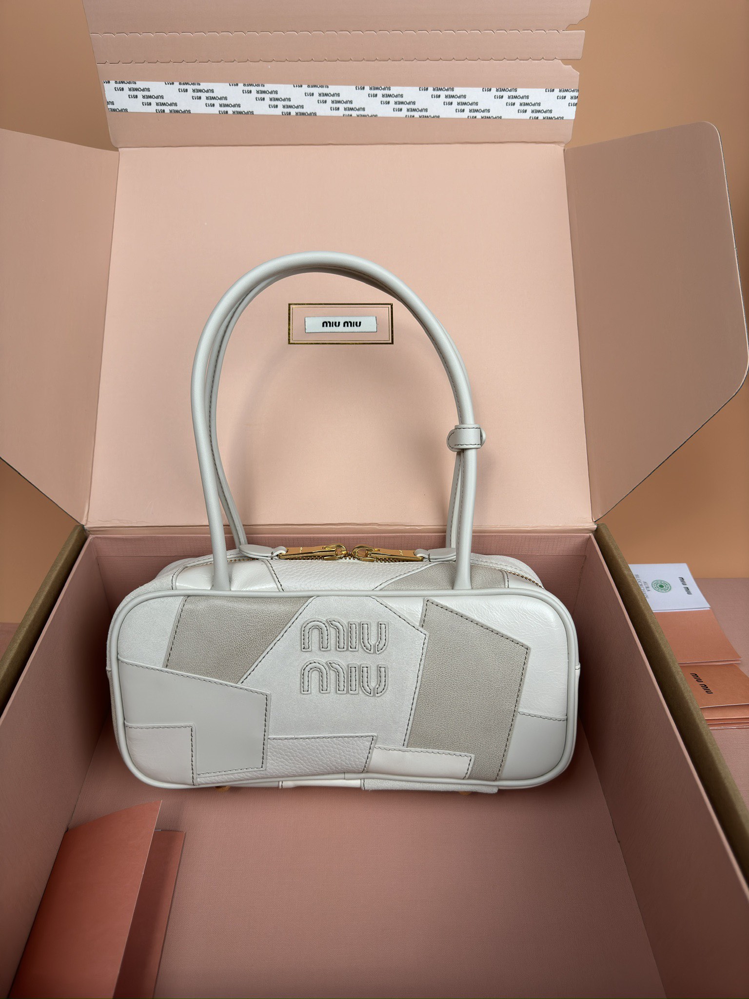 NO:184848,[Excellent hardware original leather] Beau cow leather and sheep leather collage handbag~ handbag/shoulder bag~white pie This Beau handbag presents a retro style in a resembled style, while highlighting modern personality through stickers. Letter logos highlight the brand's classic features. Size W28×H15×D9cm No. MM077_5BB1735BB147, special grade Miao Miao, shoulder bags, cowhide, sheepskin19860909【特级五金原厂皮】 Beau牛皮革和羊皮革拼贴手袋～手提包/单肩包～白拼 这款Beau手袋呈现转微的复古风格,同时通过贴饰彰现代个性.字母徽标彰显品牌经典特色. 尺寸W28×H15×D9cm 編號MM077_5BB1735BB147,特级缪缪,shoulder bags,cowhide,sheepskin,Bag