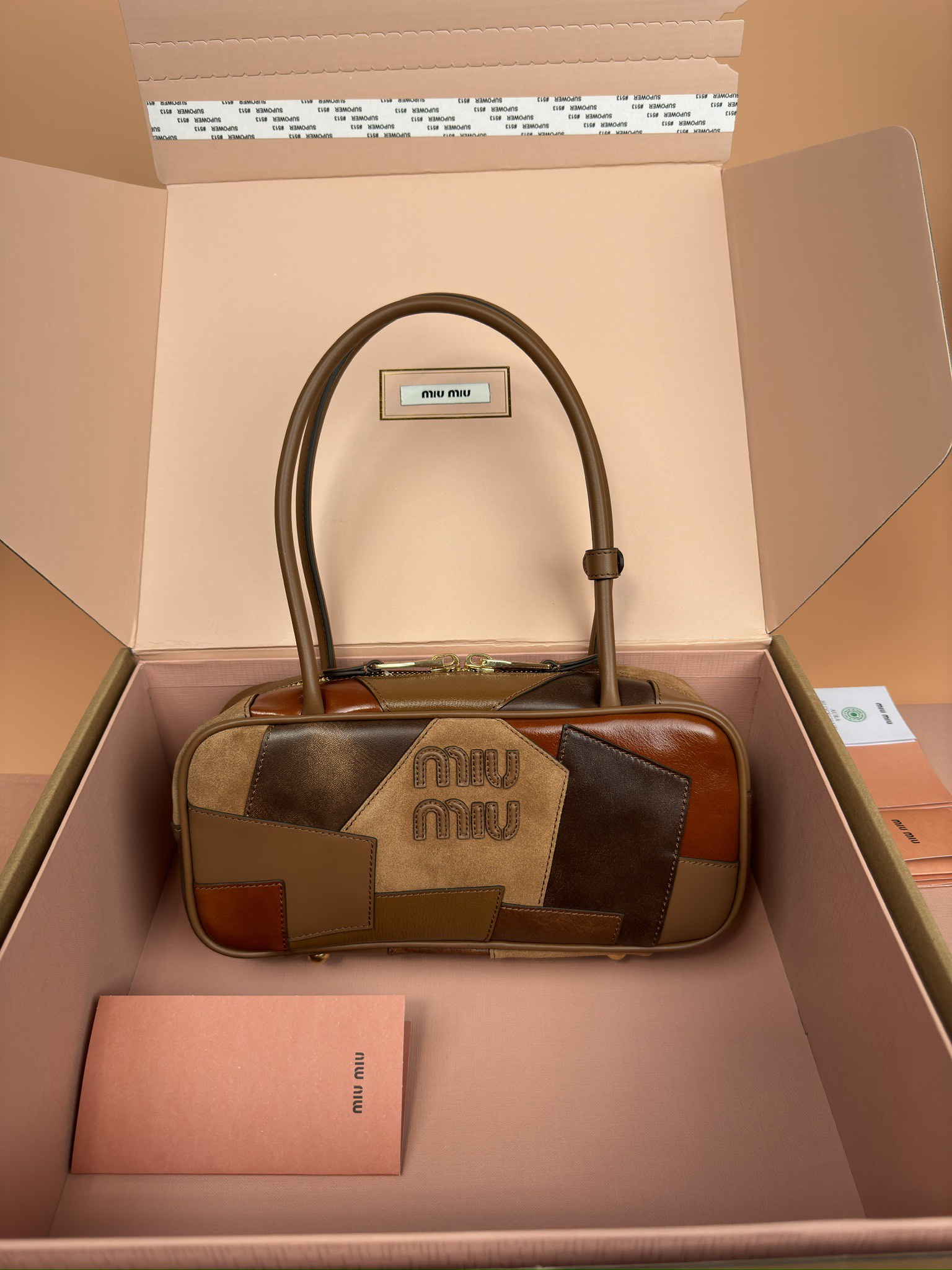 NO:184850,[Excellent hardware original leather] Beau cow leather and sheep leather collage handbag~ handbag/shoulder bag~ brown spelling This Beau handbag presents a retro style in a resembled style, while highlighting modern personality through stickers. The letter logo highlights the classic brand characteristics. Size W28×H15×D9cm No. MM077_5BB1735BB147, special grade Miao Miao, shoulder bags, cowhide, sheepskin19860909【特级五金原厂皮】 Beau牛皮革和羊皮革拼贴手袋～手提包/单肩包～棕拼 这款Beau手袋呈现转微的复古风格,同时通过贴饰彰现代个性.字母徽标彰显品牌经典特色. 尺寸W28×H15×D9cm 編號MM077_5BB1735BB147,特级缪缪,shoulder bags,cowhide,sheepskin,Bag