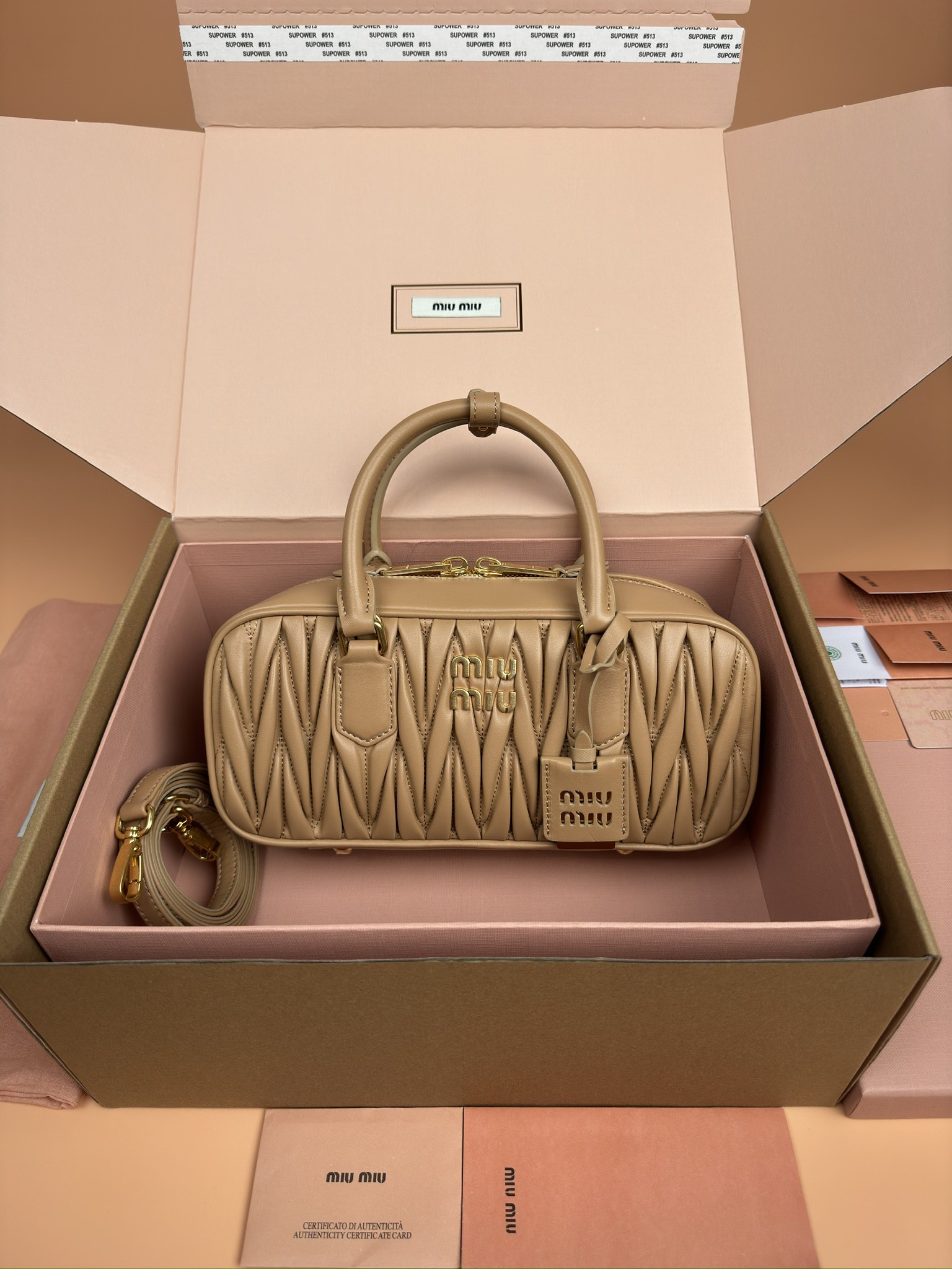 NO:184925,[Original leather of special hardware] Arcadie Matelasse sheepskin medium 27cm bowling handbag/crossbody bag~nude pink sheepskin This handbag adopts Matelasse craftsmanship, with three-dimensional texture and exquisite texture bringing a new interpretation of the classic silhouette. The front letter logo is cleverly echoes the metal hardware, and the exquisite workmanship is extraordinary, showing a recognizable classic style. Dynamic and elegant lines are matched with adjustable and removable shoulder straps, presenting a practical and versatile design with modern charm. Size: W27×H12×D9cm Number_5BB, special Miao Miao, satchels, crossbody bags, sheepskin19860909【特级五金原厂皮】 Arcadie Matelasse羊皮革中号27cm保龄球手提包/斜挎包～裸粉羊皮 这款手提包采用Matelasse工艺,立体纹理与精致质感为经典廓形带来全新演绎.正面字母徽标与金属五金件巧妙呼应,精致做工卓尔不凡,彰显极具辨识度的经典格调.动感优雅线条搭配可调式可拆卸肩带,呈现富有现代魅力的实用百搭设计. 尺寸:W27×H12×D9cm 編號_5BB,特级缪缪,satchels,crossbody bags,sheepskin,Bag