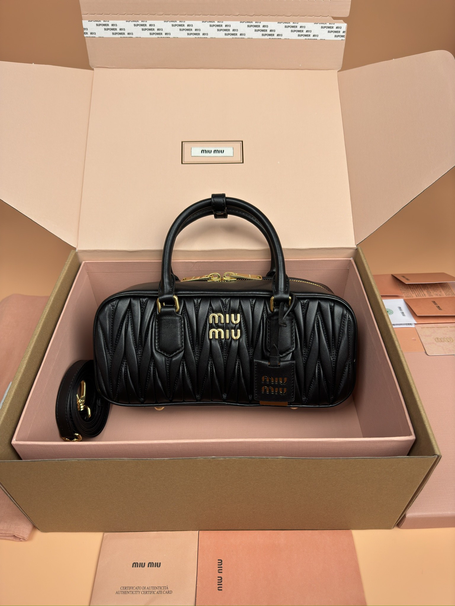 NO:184920,[Original leather of special hardware] Arcadie Matelasse sheepskin medium 27cm bowling handbag/crossbody bag~Black sheepskin This handbag adopts Matelasse craftsmanship, with three-dimensional texture and exquisite texture bringing a new interpretation of the classic silhouette. The front letter logo is cleverly echoes the metal hardware, and the exquisite workmanship is extraordinary, showing a recognizable classic style. Dynamic and elegant lines are matched with adjustable and removable shoulder straps, presenting a practical and versatile design with modern charm. Size: W27×H12×D9cm Number_5BB, special Miao Miao, satchels, crossbody bags, sheepskin19860909【特级五金原厂皮】 Arcadie Matelasse羊皮革中号27cm保龄球手提包/斜挎包～黑色羊皮 这款手提包采用Matelasse工艺,立体纹理与精致质感为经典廓形带来全新演绎.正面字母徽标与金属五金件巧妙呼应,精致做工卓尔不凡,彰显极具辨识度的经典格调.动感优雅线条搭配可调式可拆卸肩带,呈现富有现代魅力的实用百搭设计. 尺寸:W27×H12×D9cm 編號_5BB,特级缪缪,satchels,crossbody bags,sheepskin,Bag