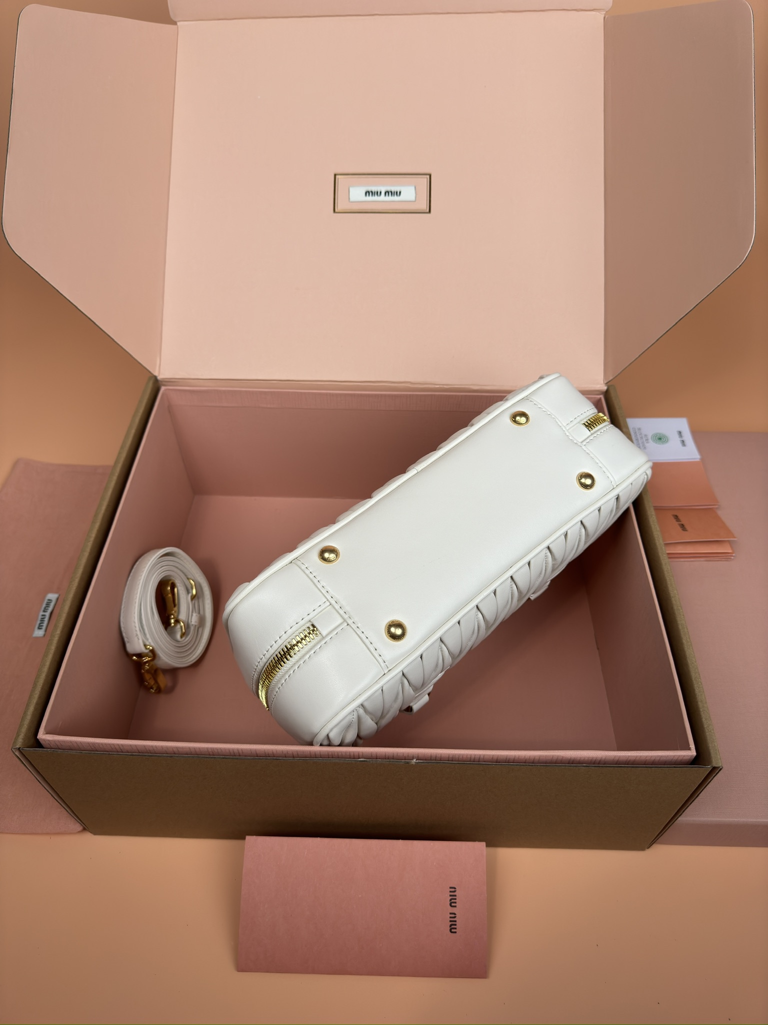 p900。【特级五金原厂皮】Arcadie Matelasse羊皮革中号27cm保龄球手提包/斜挎包～白色羊皮

这款手提包采用Matelasse工艺，立体纹理与精致质感为经典廓形带来全新演绎。正面字母徽标与金属五金件巧妙呼应，精致做工卓尔不凡，彰显极具辨识度的经典格调。动感优雅线条搭配可调式可拆卸肩带，呈现富有现代魅力的实用百搭设计。
尺寸:W27×H12×D9cm
編號：5BB148