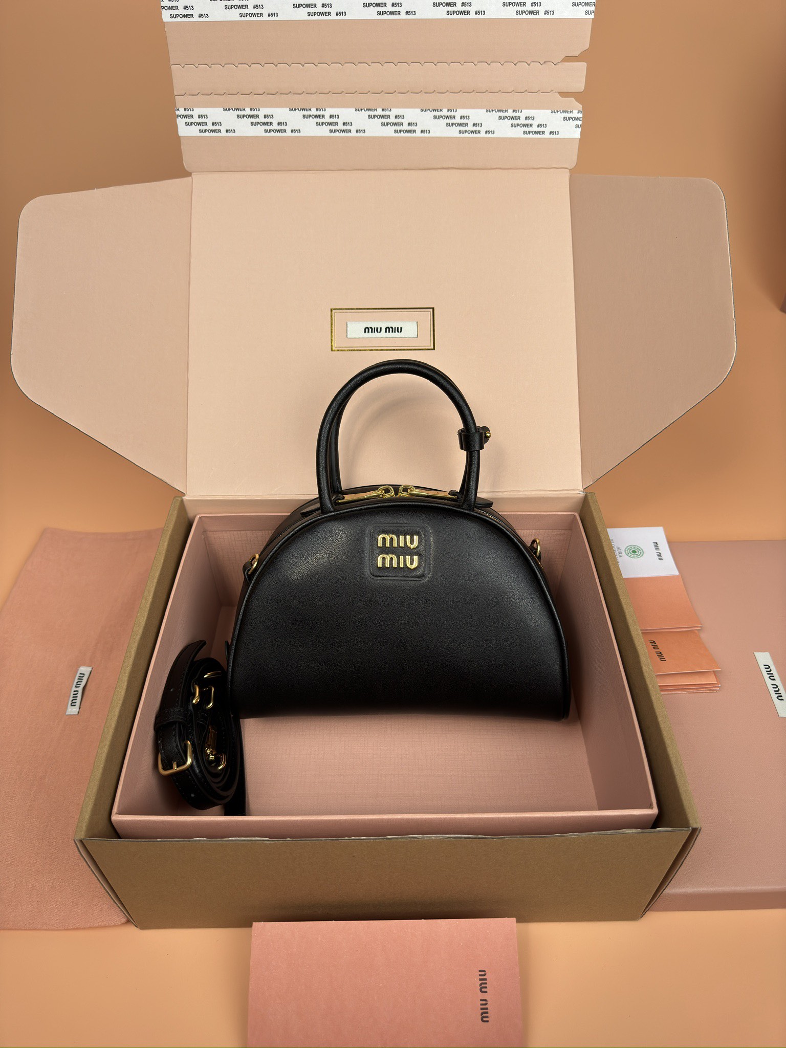 NO:184901,[Excellent hardware original leather] Cowhide leather handbag/crossbody bag ~ Medium size 24cm black cowhide reinterprets the classic handbag through this design, modern style is elegant and versatile. Use soft leather, made of exquisite craftsmanship. The letter logo adds a unique classic style and recognition. Size: W24×H15.5×D11cm Number_5BB157, special Miu Miu, satchels, crossbody bags, cowhide19860909【特级五金原厂皮】 牛皮革手提包/斜挎包～中号24cm黑色牛皮 通过这款设计重新诠释经典手提包,现代风格优雅百搭.选用柔软皮革,以精湛工艺制成.字母徽标增添别具一格的经典格调与辨识度. 尺寸:W24×H15.5×D11cm 編號_5BB157,特级缪缪,satchels,crossbody bags,cowhide,Bag