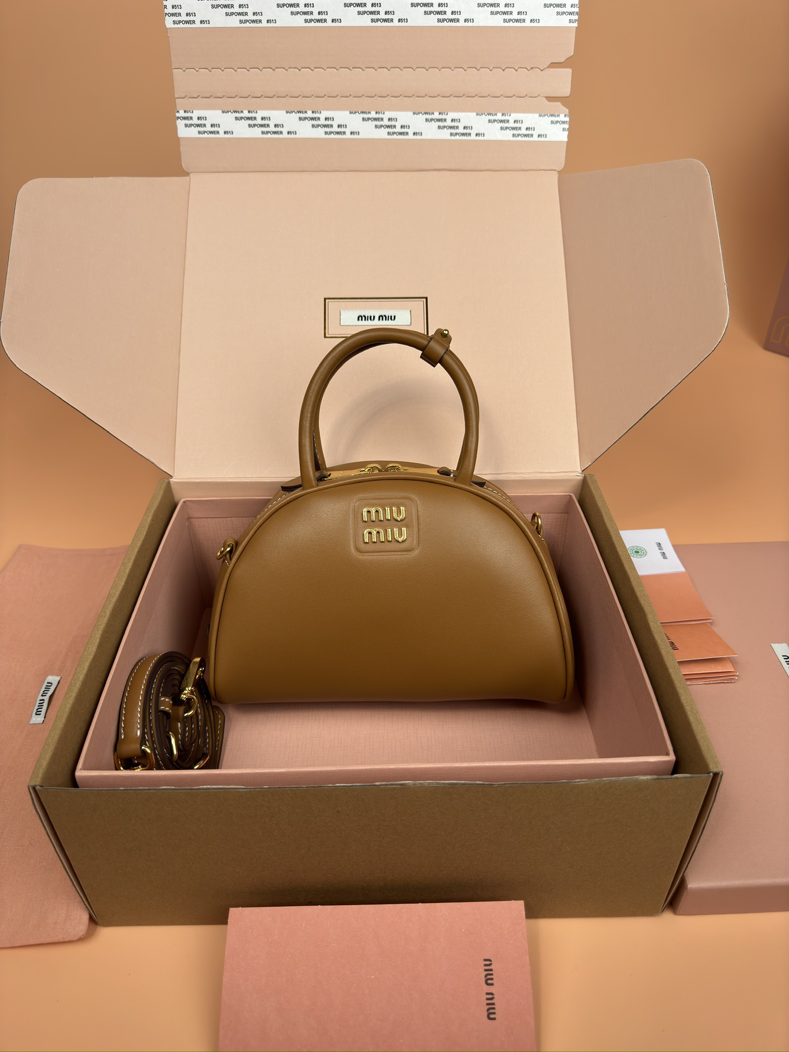 NO:184896,[Excellent hardware original leather] Cowhide leather handbag/crossbody bag ~ Medium size 24cm brown cowhide reinterprets the classic handbag with this design, modern style is elegant and versatile. Use soft leather, made of exquisite craftsmanship. The letter logo adds a unique classic style and recognition. Size: W24×H15.5×D11cm Number_5BB157, Special Miu Miu, satchels, crossbody bags, cowhide19860909【特级五金原厂皮】 牛皮革手提包/斜挎包～中号24cm棕色牛皮 通过这款设计重新诠释经典手提包,现代风格优雅百搭.选用柔软皮革,以精湛工艺制成.字母徽标增添别具一格的经典格调与辨识度. 尺寸:W24×H15.5×D11cm 編號_5BB157,特级缪缪,satchels,crossbody bags,cowhide,Bag