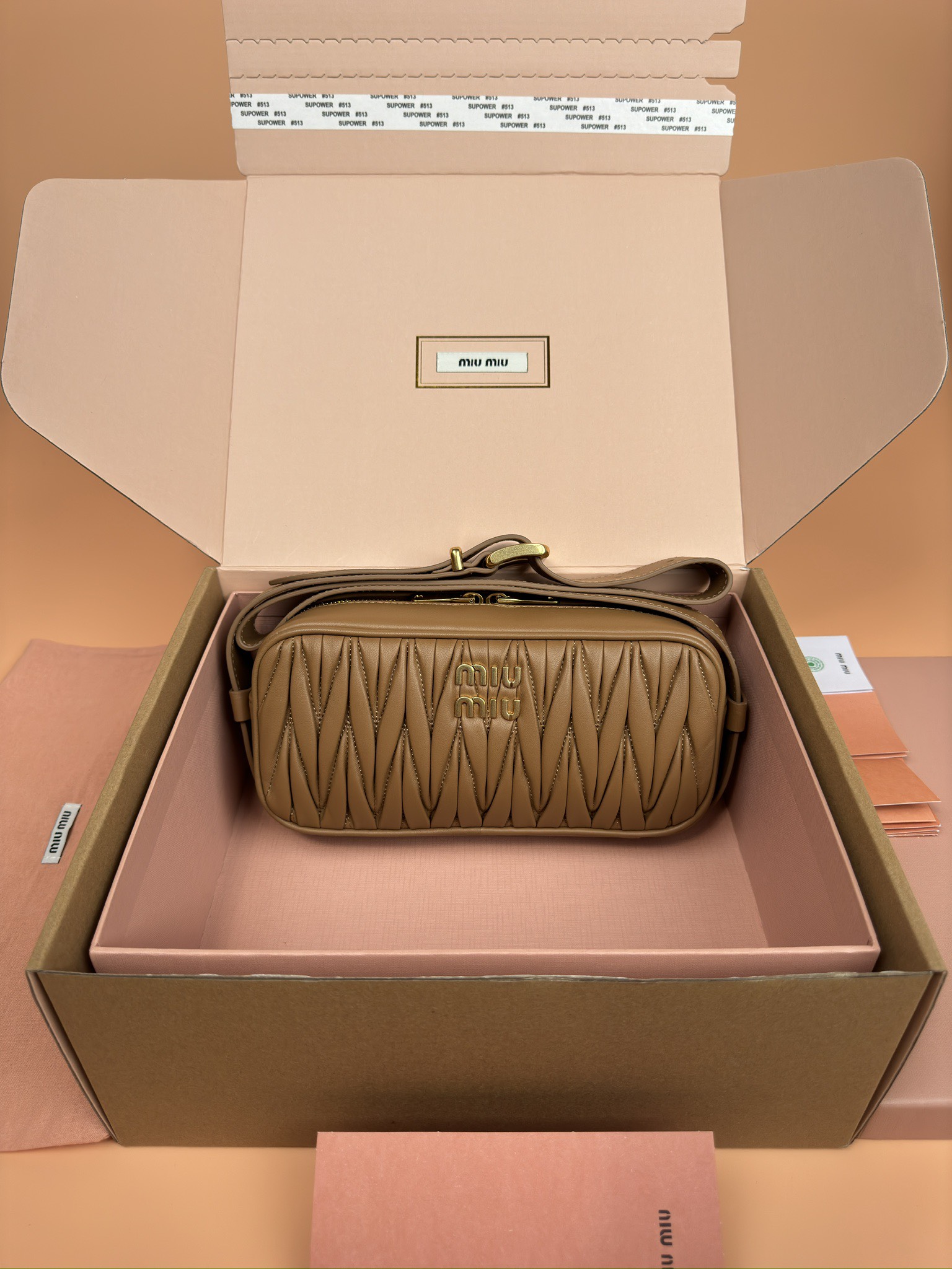 NO:184888,[Original leather of special hardware] Arcadie Matelasse sheepskin bowling handbag/crossbody bag~caramel colored sheepskin This handbag adopts Matelasse craftsmanship, with three-dimensional texture and exquisite texture bringing a new interpretation of the classic silhouette. The front letter logo is cleverly echoes the metal hardware, and the exquisite workmanship is extraordinary, showing a recognizable classic style. It presents a practical and versatile design with modern charm. Size number_5BB, special Miao Miao, satchels, crossbody bags, sheepskin19860909【特级五金原厂皮】 Arcadie Matelasse羊皮革保龄球手提包/斜挎包～焦糖色羊皮 这款手提包采用Matelasse工艺,立体纹理与精致质感为经典廓形带来全新演绎.正面字母徽标与金属五金件巧妙呼应,精致做工卓尔不凡,彰显极具辨识度的经典格调.呈现富有现代魅力的实用百搭设计. 尺寸 編號_5BB,特级缪缪,satchels,crossbody bags,sheepskin,Bag