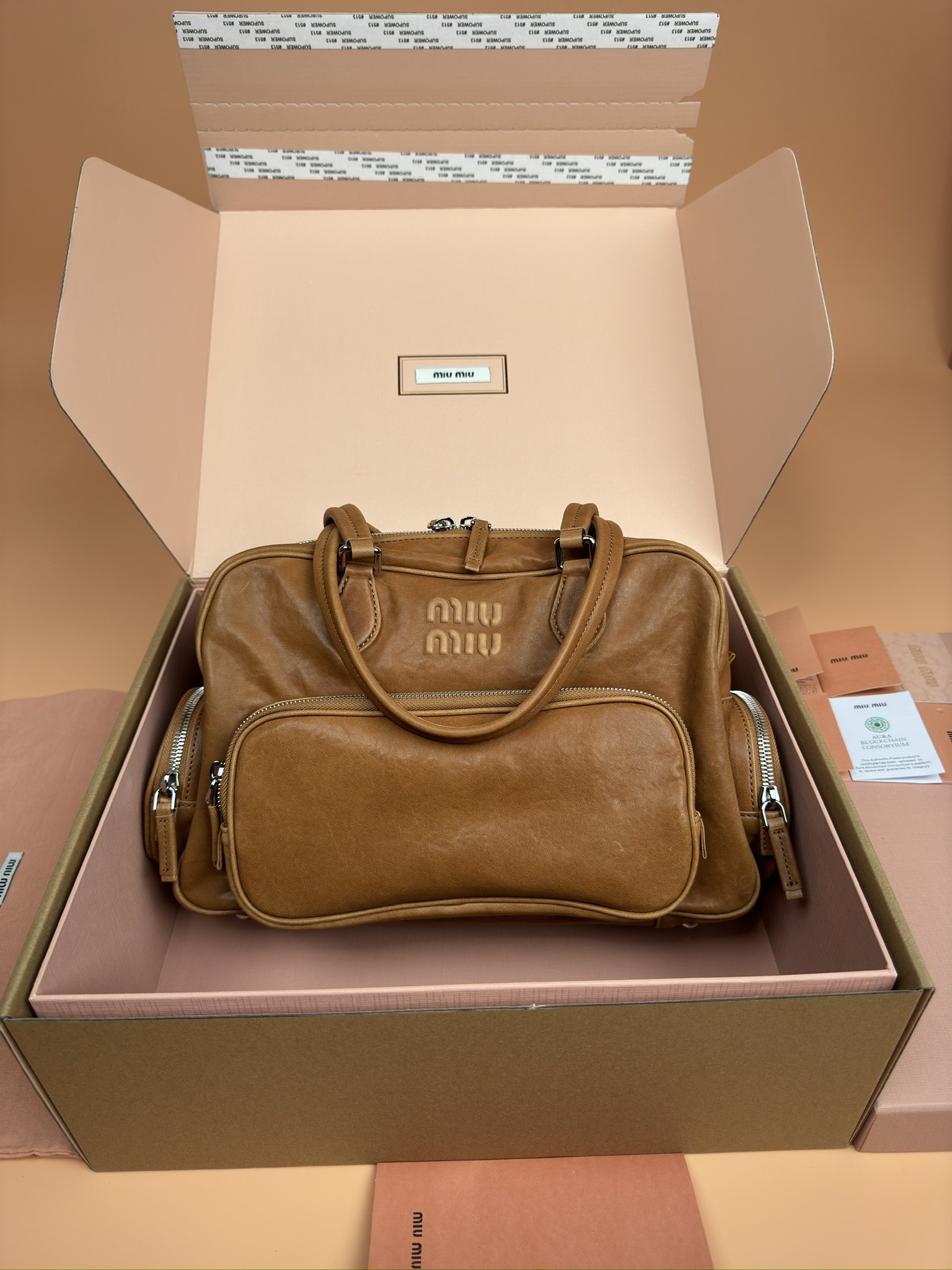 NO:184883,[Excellent hardware original leather] Adventure Nappa sheepskin handbag/shoulder bag ~ brown This handbag integrates soft Nappa sheepskin with work clothes air pockets. Decorated with embossed letter logos, adding iconic elements. Size: W32×H22×D14cm No._5BG159, special grade Miao Miu, shoulder bags, sheepskin19860909【特级五金原厂皮】 Adventure Nappa羊皮革手提包/单肩包～棕色 这款手提包将柔软的Nappa羊皮革与工装风口袋融为一体.饰以压花字母徽标,增添标志性元素. 尺寸:W32×H22×D14cm 編號_5BG159,特级缪缪,shoulder bags,sheepskin,Bag