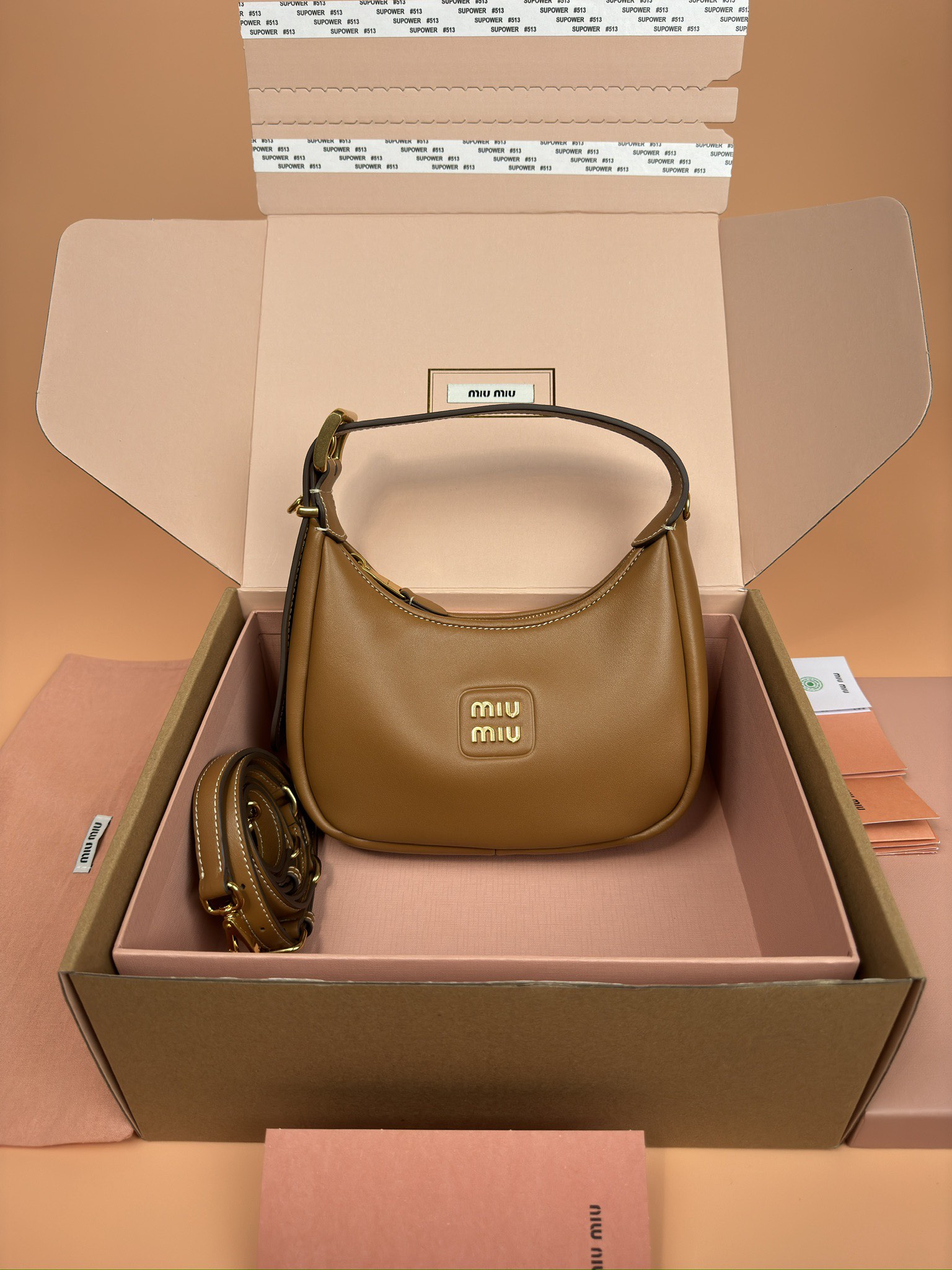 NO:185045,[Excellent hardware original leather] Cowhide leather crescent bag handbag/crossbody bag~brown This classic style crescent bag has shiny metal hardware, and the letter logo adds iconic elements to the overall design, which is very recognizable. Size: W17×H15.5×D5.5cm Number 5B, special grade Miu Miu, satchels, crossbody bags, cowhide19860909【特级五金原厂皮】 牛皮革新月包手提包/斜挎包～棕色 这款经典风格新月包,金属五金件闪闪发光,而字母徽标则为整体设过增添了标志性元素,非常具有辨识度. 尺寸:W17×H15.5×D5.5cm 編號 5B,特级缪缪,satchels,crossbody bags,cowhide,Bag