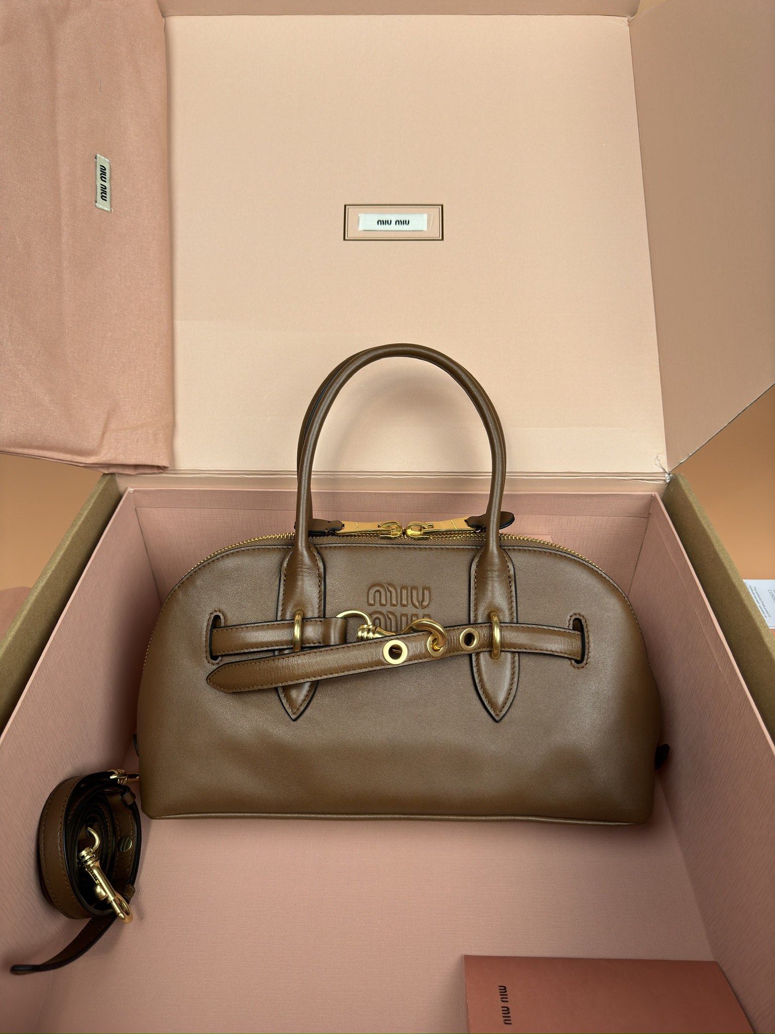 NO:184878,【Excellent hardware original leather】 Aventure Nappa sheep leather handbag/crossbody bag ~ Brown【33cm】 This Adventure Nappa sheep leather handbag is inspired by the brand collection. Its structure has been adjusted to become lighter and new in character, creating a classic bag with timeless charm. It is decorated with embossed letter logos to increase brand recognition. Size: W33×H17×D11cm Number_5BB, Super Miu Miu, satchels, crossbody bags, sheepskin19860909【特级五金原厂皮】 Aventure Nappa羊皮革手提包/斜挎包～棕色【33cm】 这款Adventure Nappa羊皮革手提包的灵感源自品牌典藏单品,其结构经过调整,变得更加轻便,焕发全新个性,打造具有隽永魅力的经典包款.饰以压花字母徽标,增添品牌辨识度. 尺寸:W33×H17×D11cm 編號_5BB,特级缪缪,satchels,crossbody bags,sheepskin,Bag