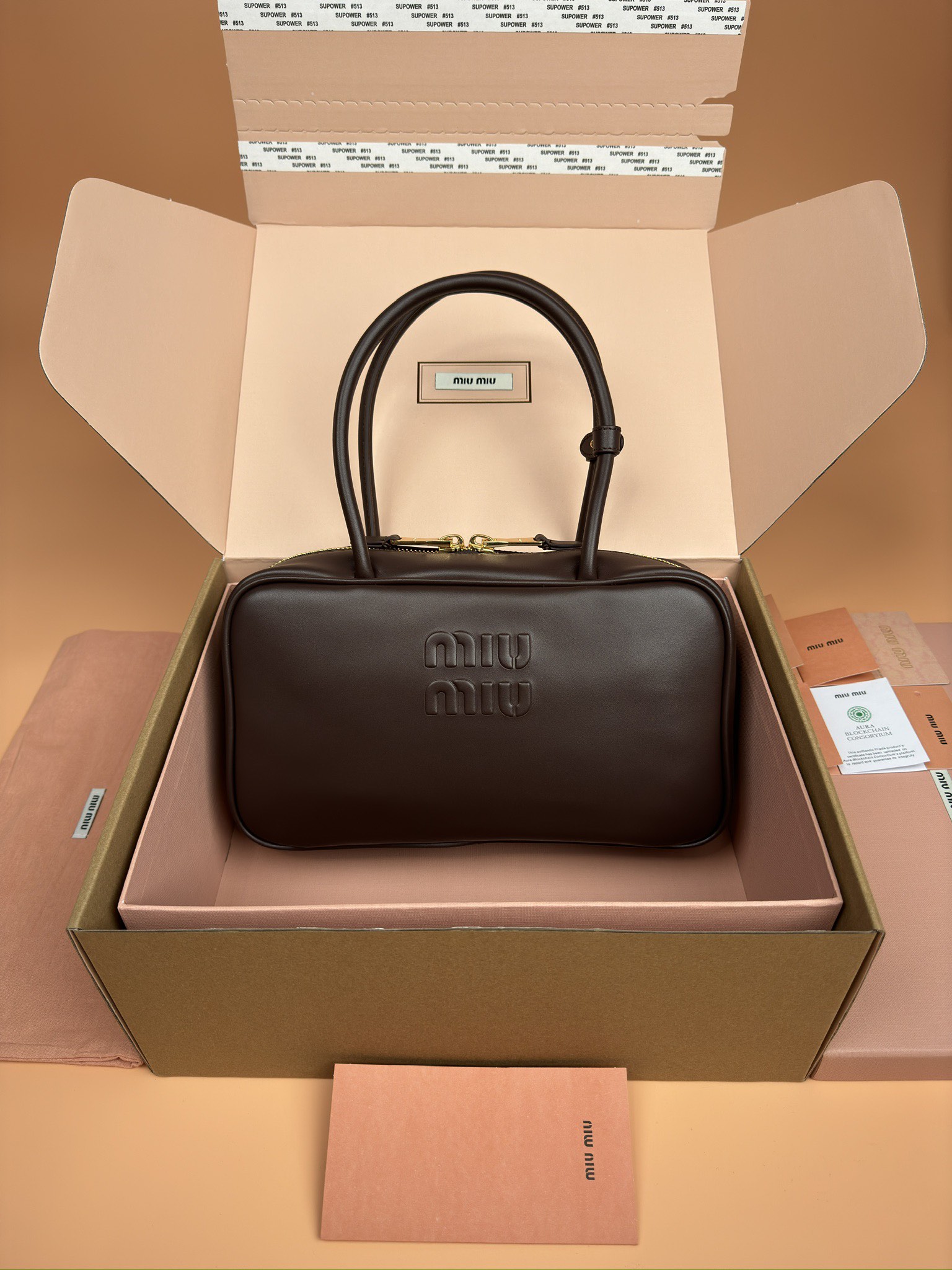 NO:184863,[Excellent hardware original leather] Beau cowhide leather handbag/shoulder bag ~ heather wood color [medium size] This Beau handbag is made of soft and smooth cowhide leather, gold-plated hardware accessories are exquisite and detailed, and the embossed letters and logo ends show classic style. Size No._5BB172, special Miao Miao, shoulder bags, cowhide, gold plating19860909【特级五金原厂皮】 Beau牛皮革手提包/单肩包～石南木色【中号】 这款Beau手提包采用柔软光滑牛皮革,镀金色五金配件算精致细节格外出众,压花字母徽标端显经典格调 尺寸 編號_5BB172,特级缪缪,shoulder bags,cowhide,gold plating,Bag