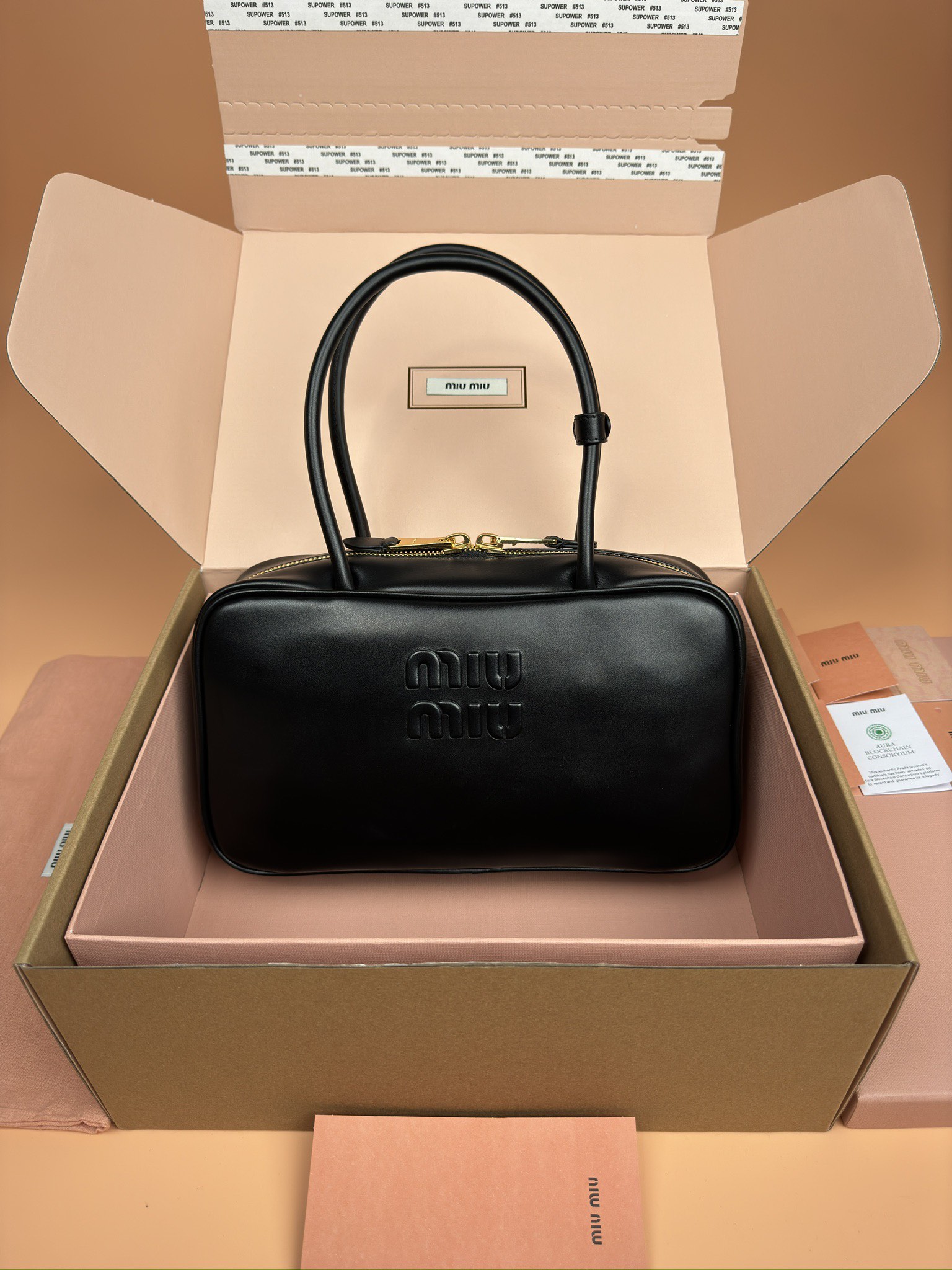 NO:184858,[Excellent hardware original leather] Beau cowhide leather handbag/shoulder bag ~ black [medium size] This Beau handbag is made of soft and smooth cowhide leather, with gold-plated hardware accessories that are exquisite and detailed, and the embossed letters and logo ends show classic style. Size No._5BB172, special Miao Miu, shoulder bags, cowhide, gold plating19860909【特级五金原厂皮】 Beau牛皮革手提包/单肩包～黑色【中号】 这款Beau手提包采用柔软光滑牛皮革,镀金色五金配件算精致细节格外出众,压花字母徽标端显经典格调 尺寸 編號_5BB172,特级缪缪,shoulder bags,cowhide,gold plating,Bag