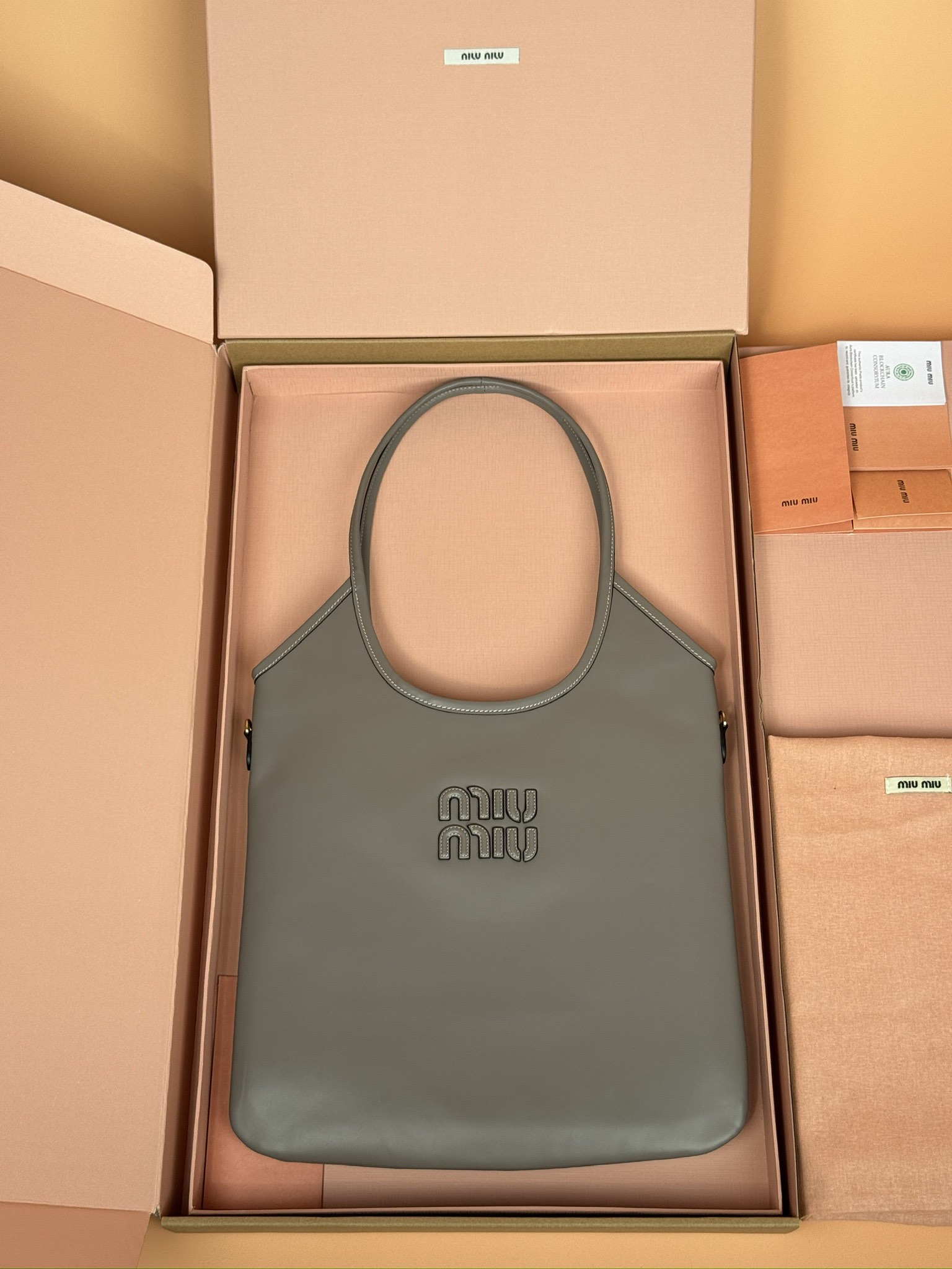 NO:184839,[Excellent hardware original leather] IVY cowhide leather tote bag ~ grey This classic tote bag is decorated with metal detail fragrance brand letter logo, highlighting the classic style and is very recognizable. Size: W35×H40cm No._5BG231, Super Miu Miu, totes, cowhide19860909【特级五金原厂皮】 IVY牛皮革托特包～灰色 这款经典托特包饰有金属细节香品牌字母徽标,彰显经典风格,非常有辨识度 尺寸:W35×H40cm 編號_5BG231,特级缪缪,totes,cowhide,Bag