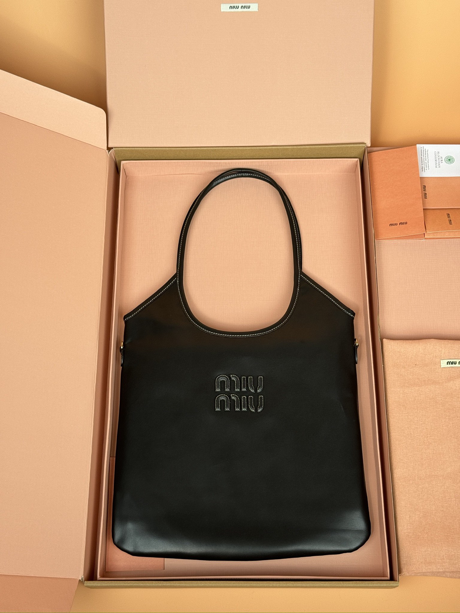 NO:184836,[Excellent hardware original leather] IVY cowhide leather tote bag ~ black This classic tote bag is decorated with metal detail fragrance brand letter logo, highlighting the classic style and is very recognizable Size: W35×H40cm Number_5BG231, Super Miu Miu, totes, cowhide19860909【特级五金原厂皮】 IVY牛皮革托特包～黑色 这款经典托特包饰有金属细节香品牌字母徽标,彰显经典风格,非常有辨识度 尺寸:W35×H40cm 編號_5BG231,特级缪缪,totes,cowhide,Bag