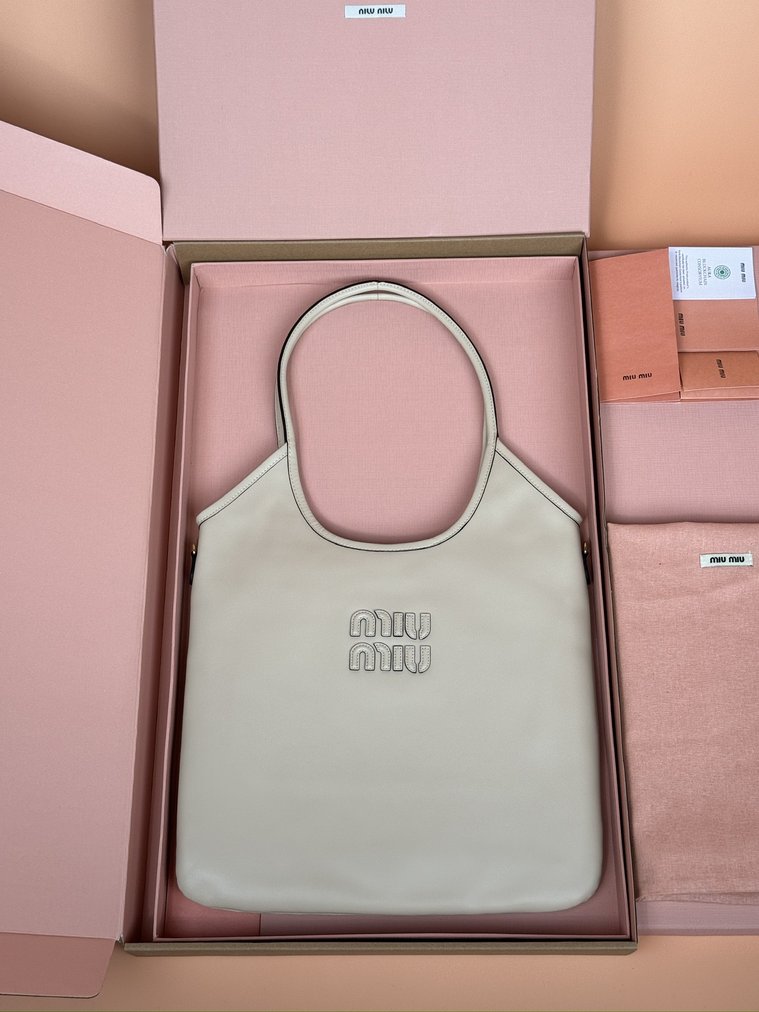 NO:184831,[Excellent hardware original leather] IVY cowhide leather tote bag ~Sand beige This classic tote bag is decorated with metal detail fragrance brand letter logo, highlighting the classic style and is very recognizable Size: W35×H40cm Number_5BG231, Special totes, cowhide19860909【特级五金原厂皮】 IVY牛皮革托特包～沙米色 这款经典托特包饰有金属细节香品牌字母徽标,彰显经典风格,非常有辨识度 尺寸:W35×H40cm 編號_5BG231,特级缪缪,totes,cowhide,Bag