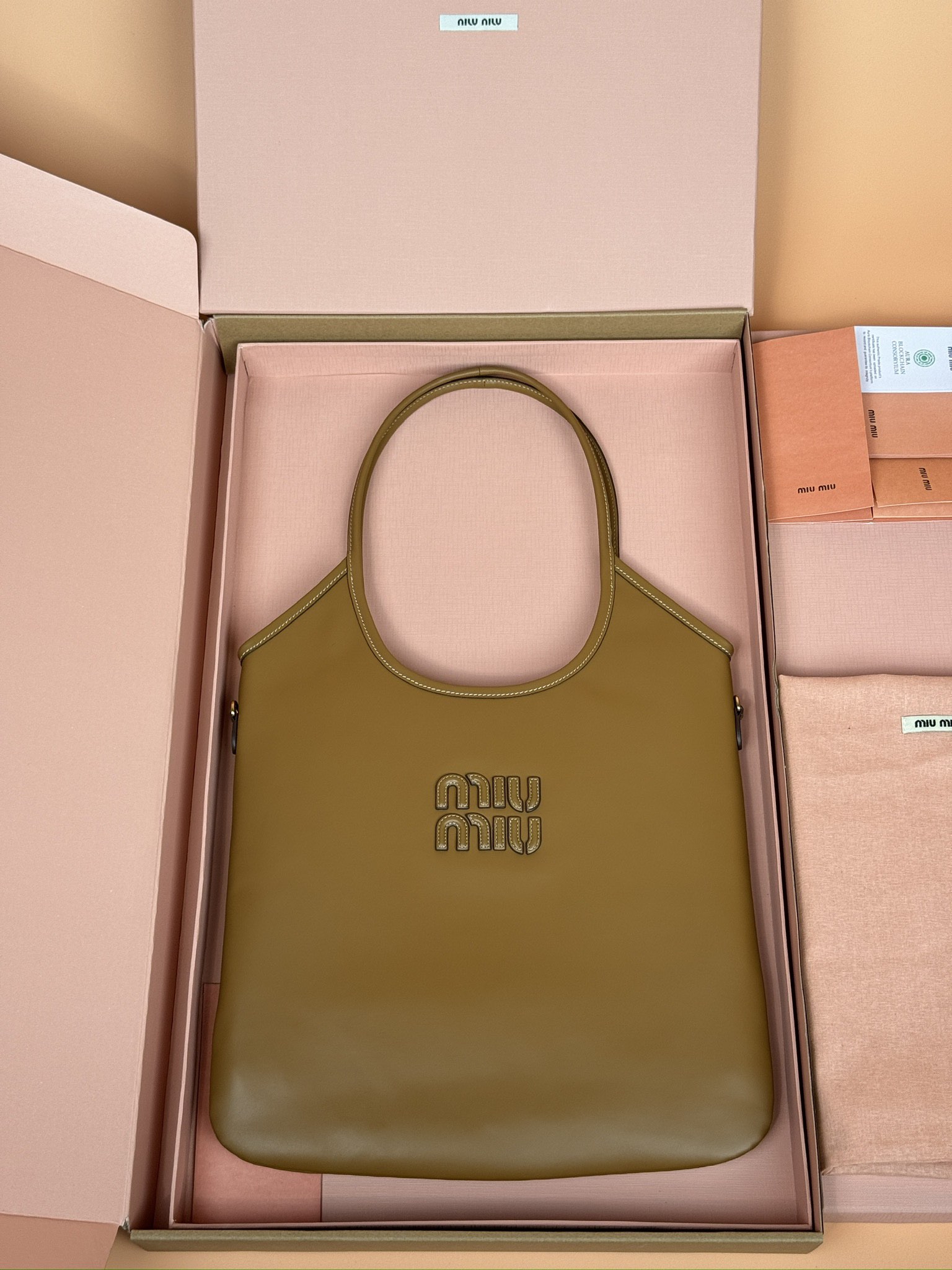 NO:184826,[Excellent hardware original leather] IVY cowhide leather tote bag ~ brown This classic tote bag is decorated with metal detail fragrance brand letter logo, highlighting the classic style and is very recognizable Size: W35×H40cm Number_5BG231, Super Miu Miu, totes, cowhide19860909【特级五金原厂皮】 IVY牛皮革托特包～棕色 这款经典托特包饰有金属细节香品牌字母徽标,彰显经典风格,非常有辨识度 尺寸:W35×H40cm 編號_5BG231,特级缪缪,totes,cowhide,Bag