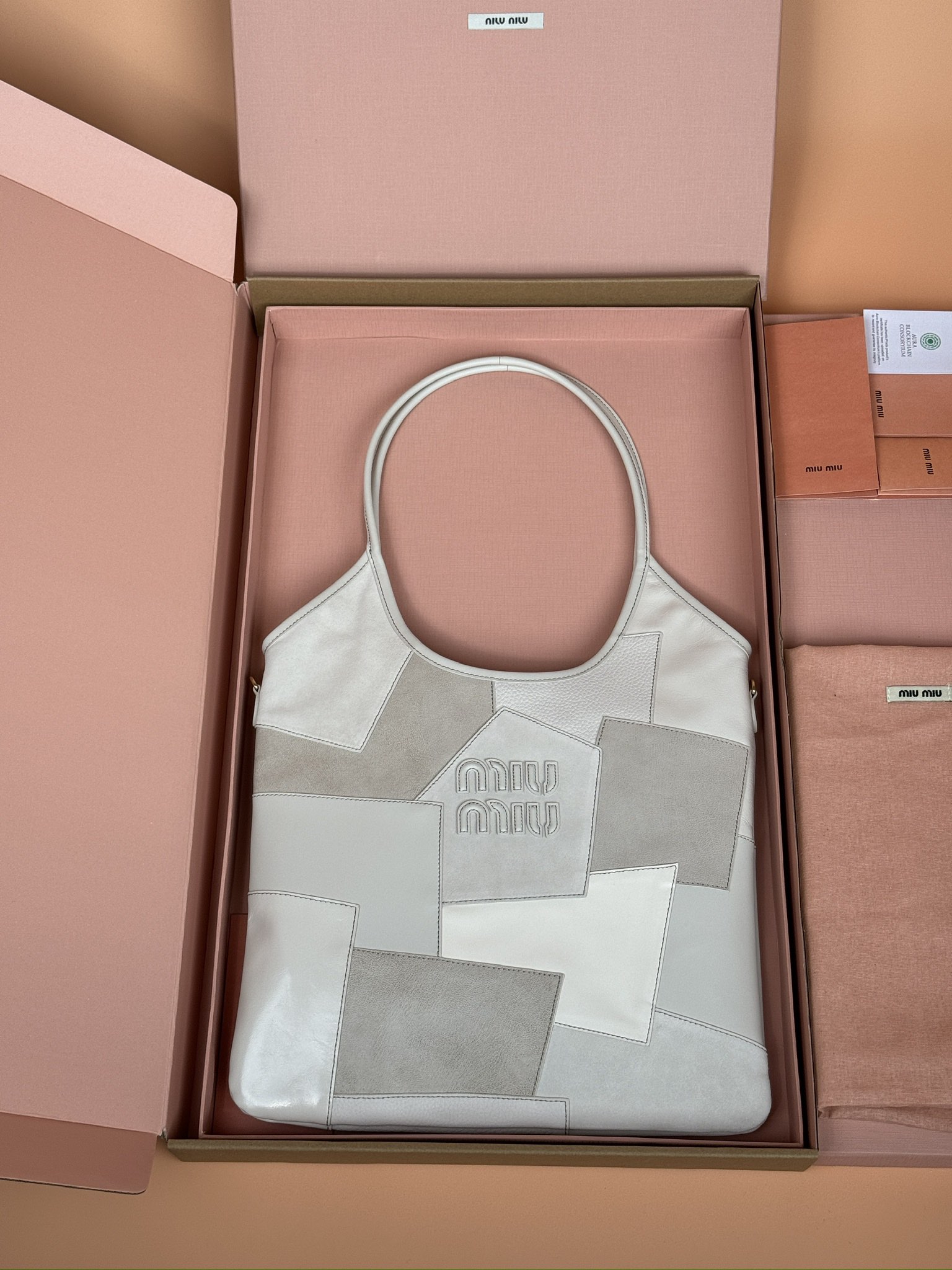 NO:184811,[Excellent hardware original leather] IVY cow leather and sheep leather collage handbag/shoulder bag~White This IVY handbag presents a slight ancient style, while highlighting modern personality through patches. Letter logos highlight the brand's classic characteristics. Size: W35×H40cm Number MM_5BG231, special grade Miao Miao, shoulder bags, cowhide, sheepskin19860909【特级五金原厂皮】 IVY牛皮革和羊皮革拼贴手提包/单肩包～拼白色 这款IVY手袋呈现轻微的重古风格,同时通过贴饰彰显现代个性.字母徽标彰显品牌经典特色. 尺寸:W35×H40cm 編號MM_5BG231,特级缪缪,shoulder bags,cowhide,sheepskin,Bag