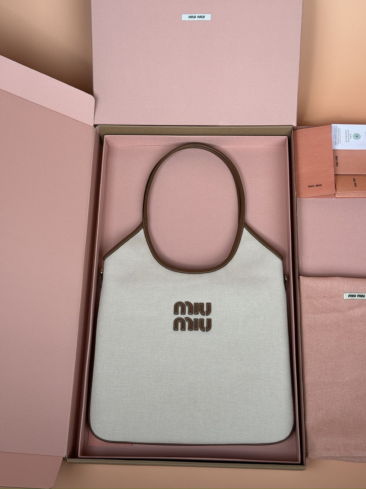 NO:184845,[Excellent hardware original leather] IVY canvas handbag/shoulder bag~white cloth/brown leather This IVY canvas bag is full of unique urban style and summer style. The gold hardware is icing on the cake, and the letter logo highlights the classic style. Size: W35×H40cm No._5BG231, special grade Miao Miao, shoulder bags19860909【特级五金原厂皮】 IVY帆布手提包/单肩包～白布/棕皮 这款IVY帆布包洋溢着独特的都市风格与夏日风情.金色五金件锦上添花,字母徽标彰显经典格调. 尺寸:W35×H40cm 編號_5BG231,特级缪缪,shoulder bags,Bag