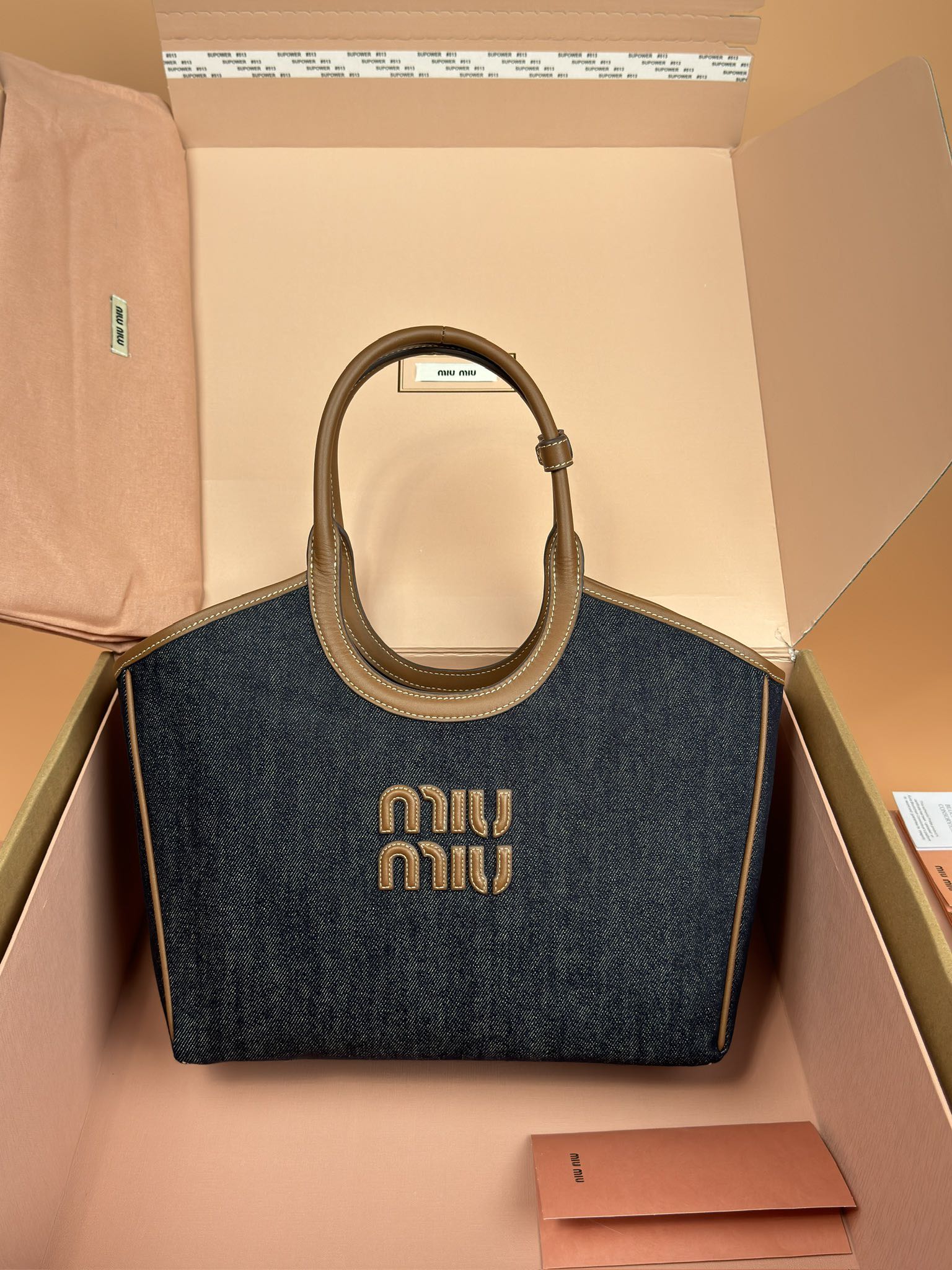 NO:184840,[Original leather of special hardware] IVY denim denim handbag/shoulder bag ~ denim [Medium size] This IVY denim handbag is intertwined with contrasting materials and colors, highlighting its unique design characteristics. The letter logo highlights the classic brand characteristics. ~ With handle ~ Gold-plated hardware accessories ~ Front letter logo ~ Lined, with double-linked zipper pocket Size: W28×H28×D12cm Number_5BG281, special grade Miao, shoulder bags, gold plating19860909【特级五金原厂皮】 IVY丹宁牛仔手提包/单肩包～牛仔【中号】 这款IVY丹宁手提包以对比鲜明的材料和颜色相互交织,彰显出其独特的设计特色.字母徽标彰显品牌经典特色. ～带提手 ～镀金色五金配件 ～正面字母徽标 ～带衬里,配双链拉链口袋 尺寸:W28×H28×D12cm 編號_5BG281,特级缪缪,shoulder bags,gold plating,Bag