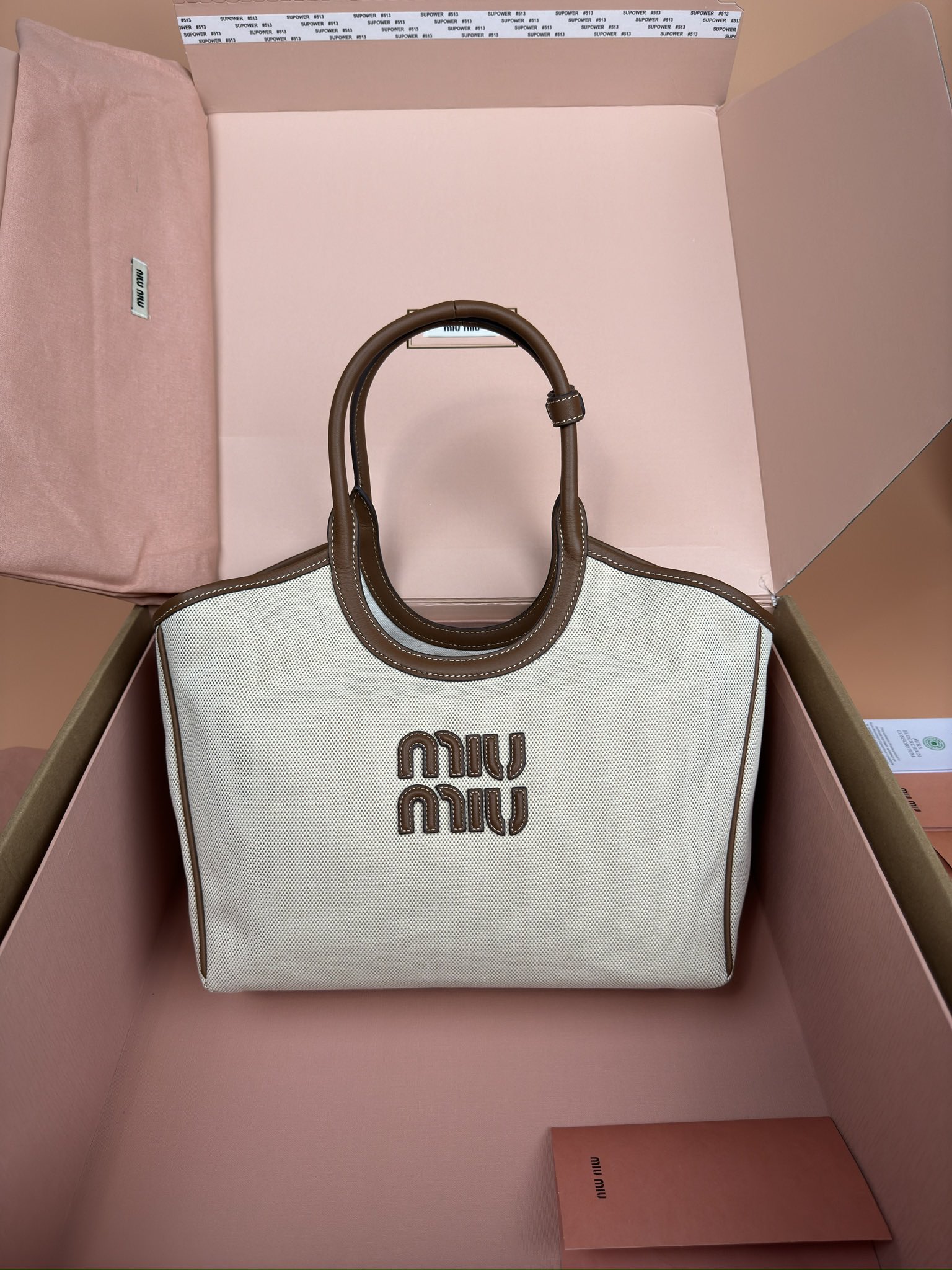 NO:184837,[Excellent hardware original leather] IVY canvas handbag/shoulder bag ~ white cloth This IVY canvas handbag is full of unique urban style and summer style. It highlights its unique design characteristics. The letter logo highlights the classic brand characteristics. ~ With handle ~ Gold-plated hardware accessories ~ Front letter logo ~ Lined, with double-linked zipper pocket Size: W28×H28×D12cm Number_5BG281, Special grade Miao Miu, shoulder bags, gold plating19860909【特级五金原厂皮】 IVY帆布手提包/单肩包～白布 这款IVY帆布手提包洋溢着独特你都市风格与夏日风情.彰显出其独特的设计特色.字母徽标彰显品牌经典特色. ～带提手 ～镀金色五金配件 ～正面字母徽标 ～带衬里,配双链拉链口袋 尺寸:W28×H28×D12cm 編號_5BG281,特级缪缪,shoulder bags,gold plating,Bag