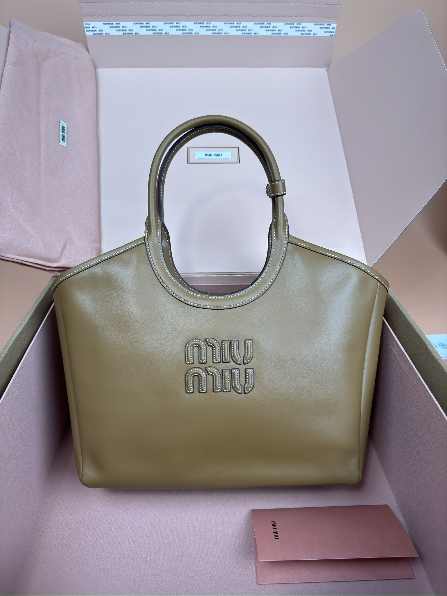 NO:184828,[Excellent hardware original leather] IVY cowhide leather tote bag/shoulder bag ~ Brown full leather This IVY leather handbag is full of unique urban style and summer style. It highlights its unique design characteristics. The letter logo highlights the classic brand characteristics. ~ With handle ~ Gold-plated hardware accessories ~ Front letter logo ~ Lined, with double-linked zipper pocket Size: W28×H28×D12cm Number_5BG281, Special grade Miao Miao, shoulder bags, cowhide, gold plating19860909【特级五金原厂皮】 IVY牛皮革托特手提包/单肩包～棕全皮 这款IVY皮革手提包洋溢着独特你都市风格与夏日风情.彰显出其独特的设计特色.字母徽标彰显品牌经典特色. ～带提手 ～镀金色五金配件 ～正面字母徽标 ～带衬里,配双链拉链口袋 尺寸:W28×H28×D12cm 編號_5BG281,特级缪缪,shoulder bags,cowhide,gold plating,Bag