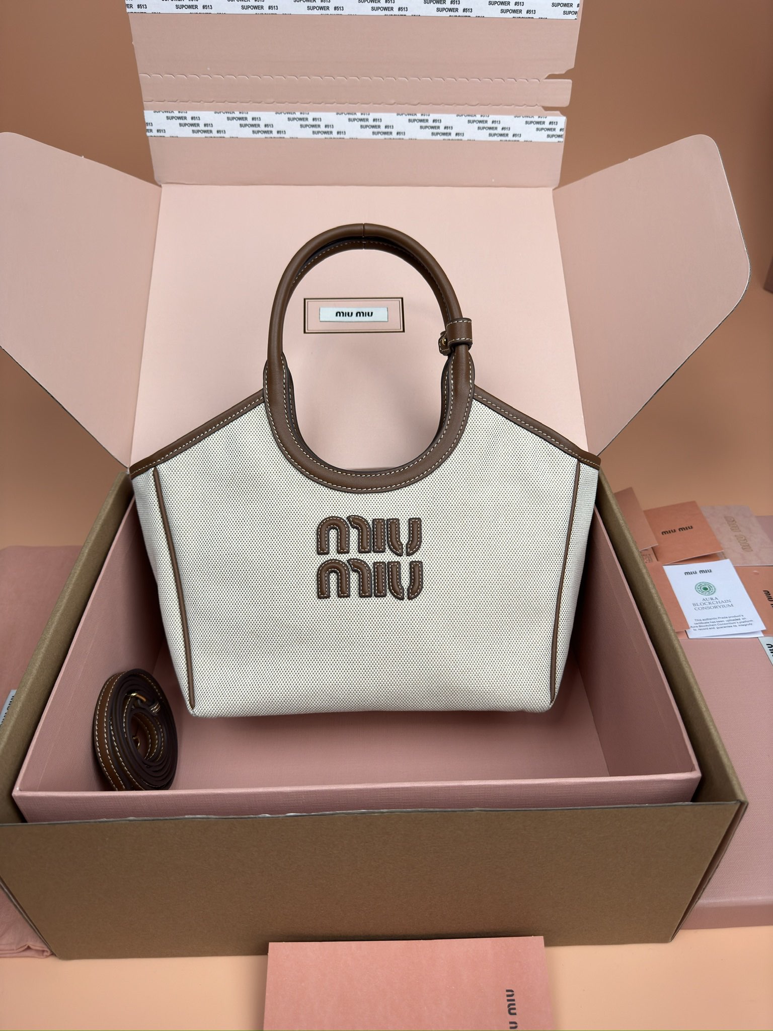 NO:184818,[Excellent hardware original leather] IVY canvas handbag/shoulder bag ~ white cloth [small] This IVY canvas handbag is full of unique urban style and summer style. It highlights its unique design characteristics. The letter logo highlights the classic brand characteristics. ~ With handle ~ Gold-plated hardware accessories ~ Front letter logo ~ Lined, with double-linked zipper pocket Size: W22×H23.5×12cm Number_5BG, special grade Miao Miu, shoulder bags, gold plating19860909【特级五金原厂皮】 IVY帆布手提包/单肩包～白布【小号】 这款IVY帆布手提包洋溢着独特你都市风格与夏日风情.彰显出其独特的设计特色.字母徽标彰显品牌经典特色. ～带提手 ～镀金色五金配件 ～正面字母徽标 ～带衬里,配双链拉链口袋 尺寸:W22×H23.5×12cm 編號_5BG,特级缪缪,shoulder bags,gold plating,Bag