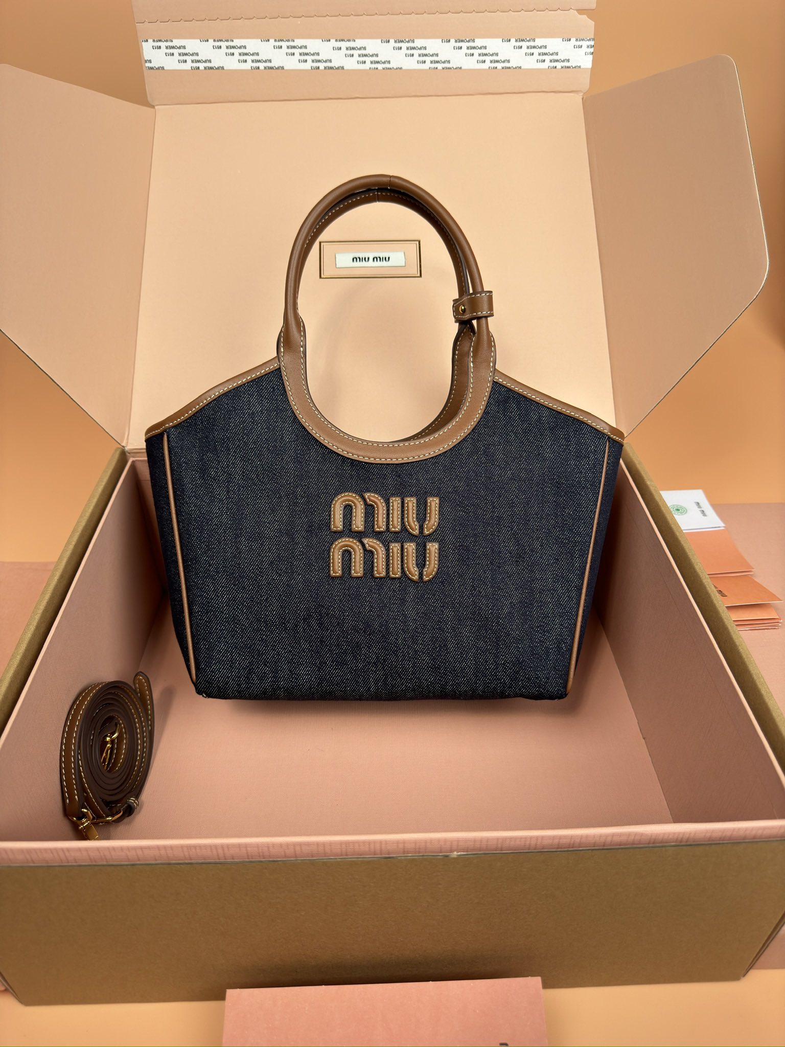 NO:184813,[Excellent hardware original leather] IVY denim denim handbag/shoulder bag ~ denim [small] This IVY denim handbag is intertwined with contrasting materials and colors, highlighting its unique design characteristics. The letter logo highlights the brand's classic characteristics. ~ With handle ~ Gold-plated hardware accessories ~ Front letter logo ~ Lined, with double-linked zipper pocket Size: W22×H23.5×12cm Number_5BG, special grade Miao Miu, shoulder bags, gold plating19860909【特级五金原厂皮】 IVY丹宁牛仔手提包/单肩包～牛仔【小号】 这款IVY丹宁手提包以对比鲜明的材料和颜色相互交织,彰显出其独特的设计特色.字母徽标彰显品牌经典特色. ～带提手 ～镀金色五金配件 ～正面字母徽标 ～带衬里,配双链拉链口袋 尺寸:W22×H23.5×12cm 編號_5BG,特级缪缪,shoulder bags,gold plating,Bag