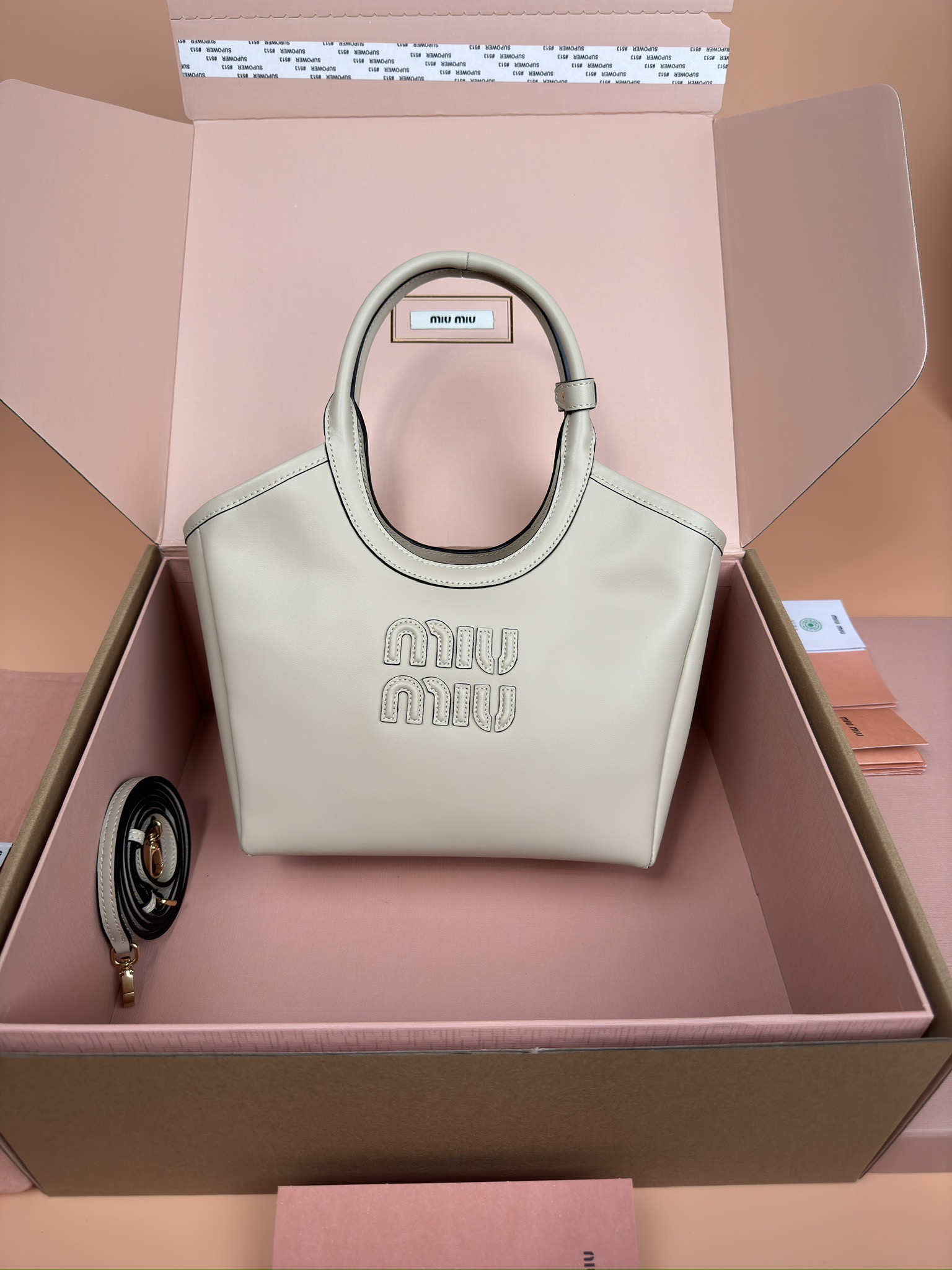 NO:184808,[Excellent hardware original leather] IVY cowhide leather tote bag/shoulder bag ~Shami full leather [small] This IVY leather tote bag is full of unique urban style and summer style. It highlights its unique design characteristics. The letter logo highlights the classic brand characteristics. ~With handle ~Gold-plated hardware accessories ~Front letter logo ~With lining, with double-linked zipper pocket Size: W22×H23.5×D12cm Number_5BG, special grade Miao Miao, shoulder bags, cowhide, gold plating19860909【特级五金原厂皮】 IVY牛皮革托特手提包/单肩包～沙米全皮【小号】 这款IVY皮革手提包洋溢着独特你都市风格与夏日风情.彰显出其独特的设计特色.字母徽标彰显品牌经典特色. ～带提手 ～镀金色五金配件 ～正面字母徽标 ～带衬里,配双链拉链口袋 尺寸:W22×H23.5×D12cm 編號_5BG,特级缪缪,shoulder bags,cowhide,gold plating,Bag