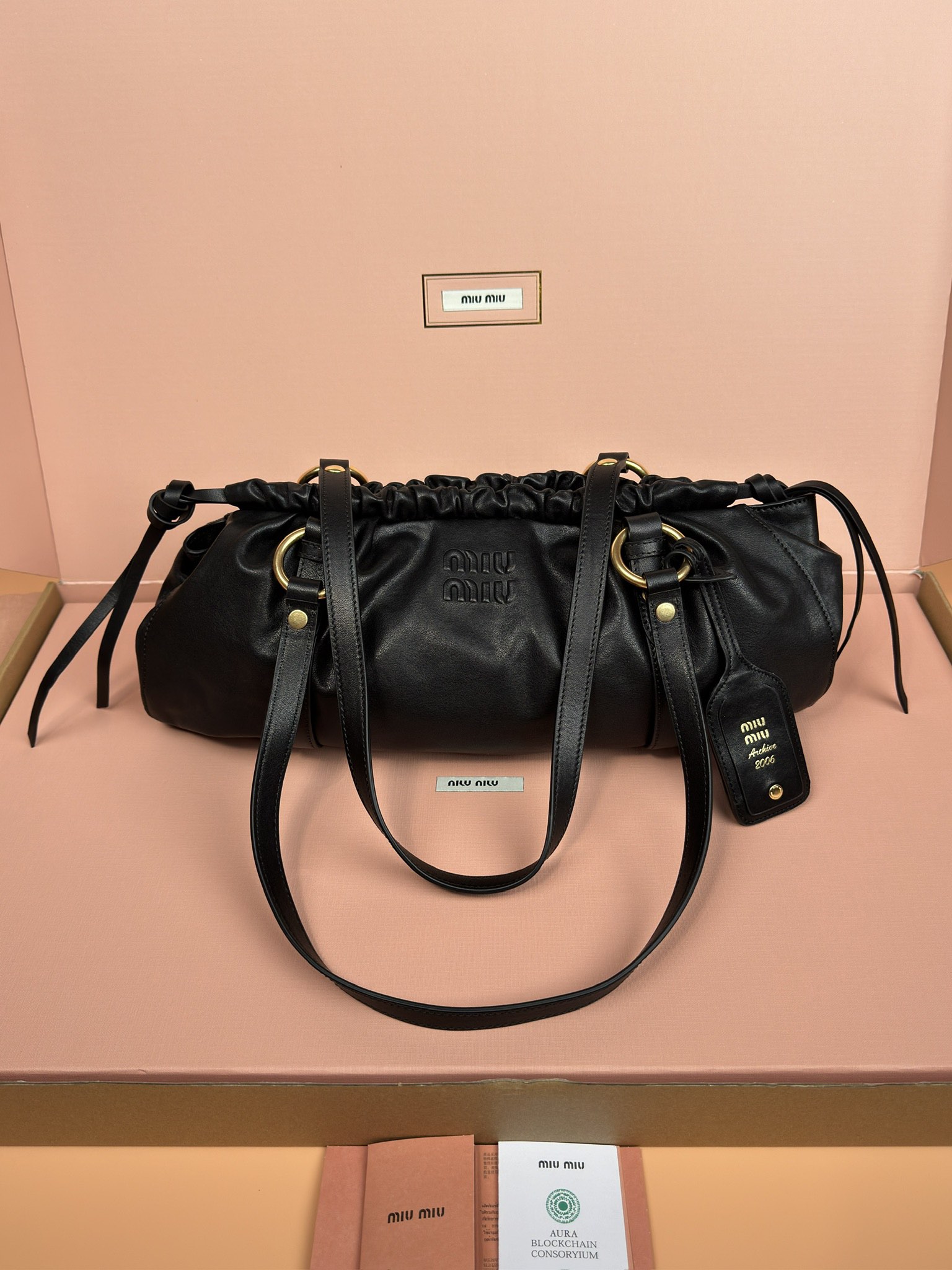 NO:184803,[Excellent hardware original leather] Joke Nappa sheep leather handbag/shoulder bag ~ black The new Joie is made of Nappa sheep leather, decorated with exquisite hanging ornaments and letter logos to add brand recognition. Size W44×H16×D10.5cm Number_5BG289, special grade Miao Miao, shoulder bags, sheepskin19860909【特级五金原厂皮】 Joke Nappa羊皮革手提包/单肩包～黑色 新款Joie采用Nappa羊皮革制作,饰以精美挂饰与字母徽标,增添品牌辨识度. 尺寸W44×H16×D10.5cm 編號_5BG289,特级缪缪,shoulder bags,sheepskin,Bag