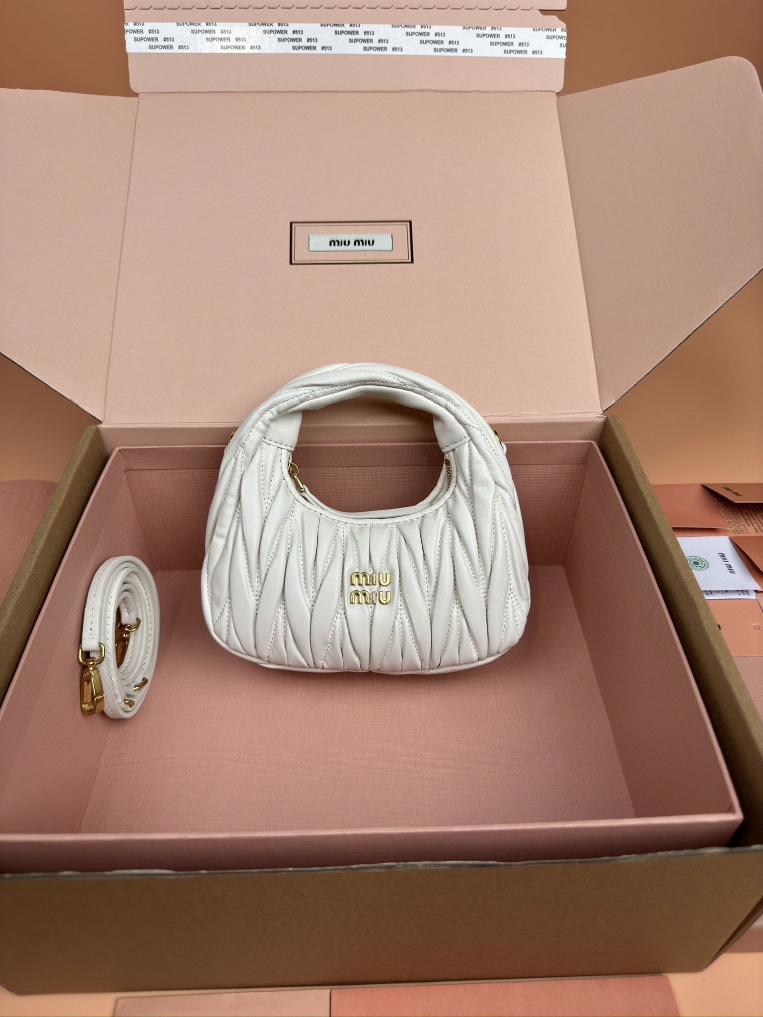 NO:185015,[Excellent hardware original leather] Wander Matelasse sheep leather Hobo mini handbag/crossbody bag ~ White sheepskin Wander handbag has become a classic accessories. This mini handbag is made of Matalasse sheep leather, using exquisite craftsmanship to create a three-dimensional effect, showing exquisite elegance. It presents the Hobo bag style, blending retro style and modern elegance, and becomes a new synonym for modern femininity. ~Gold accessories ~Zipper closure ~ Metal lettering logo on the front ~ Cotton satin lining Size: W17.5×H14×D5.5cm Number_5BP, special Miao Miao, satchels, crossbody bags, sheepskin19860909【特级五金原厂皮】 Wander Matelasse羊皮革Hobo迷你手提包/斜挎包～白色羊皮 Wander手提包已成经典配饰之.这款迷你手袋选用Matalasse羊皮革打造,运用精湛工艺打造三维立体效果,尽显精致优雅.呈现Hobo包版型,融合复古风情与现代优雅,成为现代女性气质的新代名词. ～金色配件 ～拉链开合 ～正面金属刻字徽标 ～棉质缎面衬里 尺寸:W17.5×H14×D5.5cm 編號_5BP,特级缪缪,satchels,crossbody bags,sheepskin,Bag