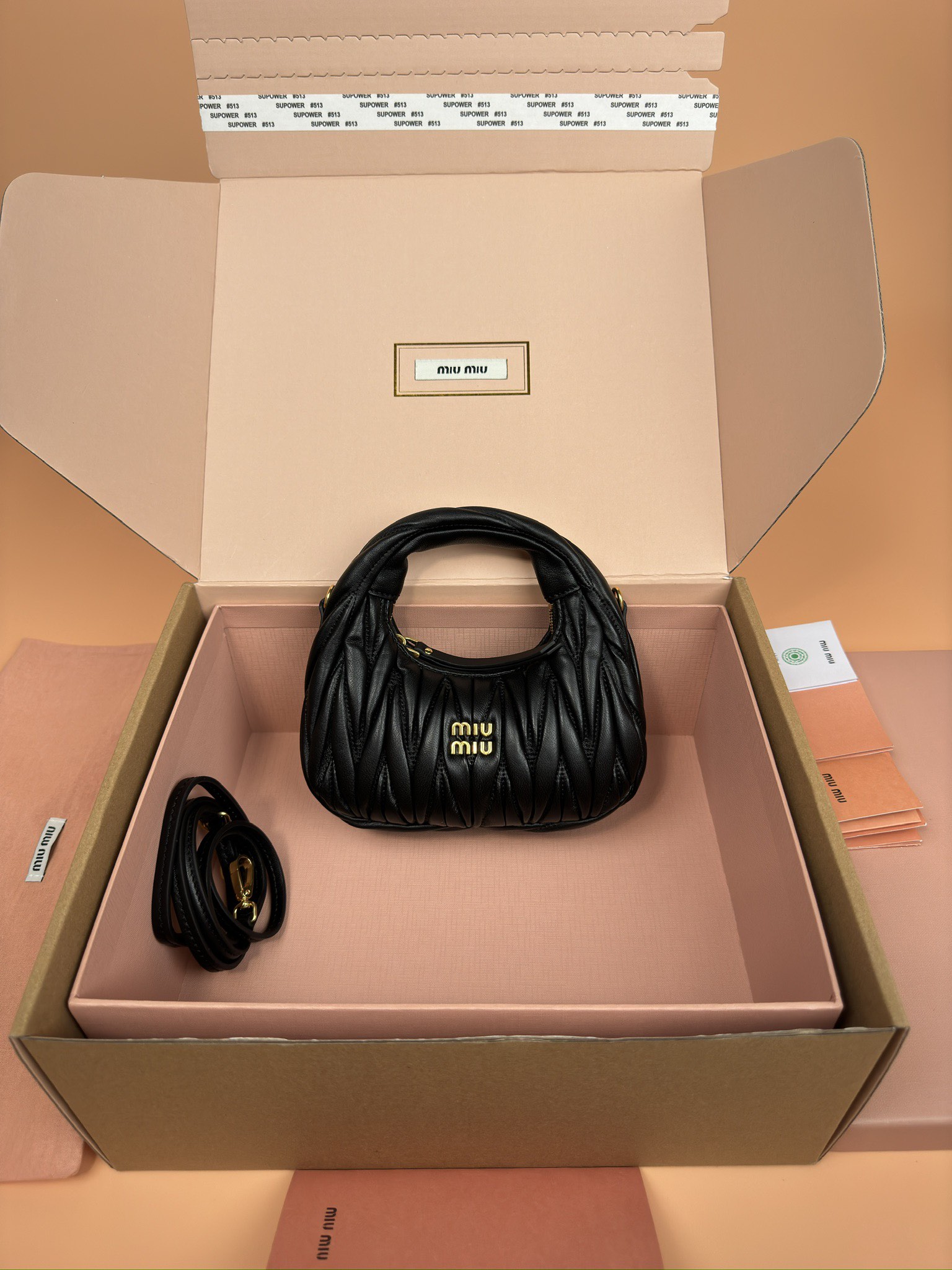 NO:185020,[Excellent hardware original leather] Wander Matelasse sheep leather Hobo mini handbag/crossbody bag ~ Black sheepskin Wander handbag has become a classic accessory. This mini handbag is made of Matalasse sheepskin, using exquisite craftsmanship to create a three-dimensional effect, showing exquisite elegance. It presents the Hobo bag style, blending retro style and modern elegance, and becomes a new synonym for modern femininity. ~ Gold accessories ~ Zipper closure ~ Metal lettering logo on the front ~ Cotton satin lining Size: W17.5×H14×D5.5cm Number_5BP, special Miao Miao, satchels, crossbody bags, sheepskin19860909【特级五金原厂皮】 Wander Matelasse羊皮革Hobo迷你手提包/斜挎包～黑色羊皮 Wander手提包已成经典配饰之.这款迷你手袋选用Matalasse羊皮革打造,运用精湛工艺打造三维立体效果,尽显精致优雅.呈现Hobo包版型,融合复古风情与现代优雅,成为现代女性气质的新代名词. ～金色配件 ～拉链开合 ～正面金属刻字徽标 ～棉质缎面衬里 尺寸:W17.5×H14×D5.5cm 編號_5BP,特级缪缪,satchels,crossbody bags,sheepskin,Bag