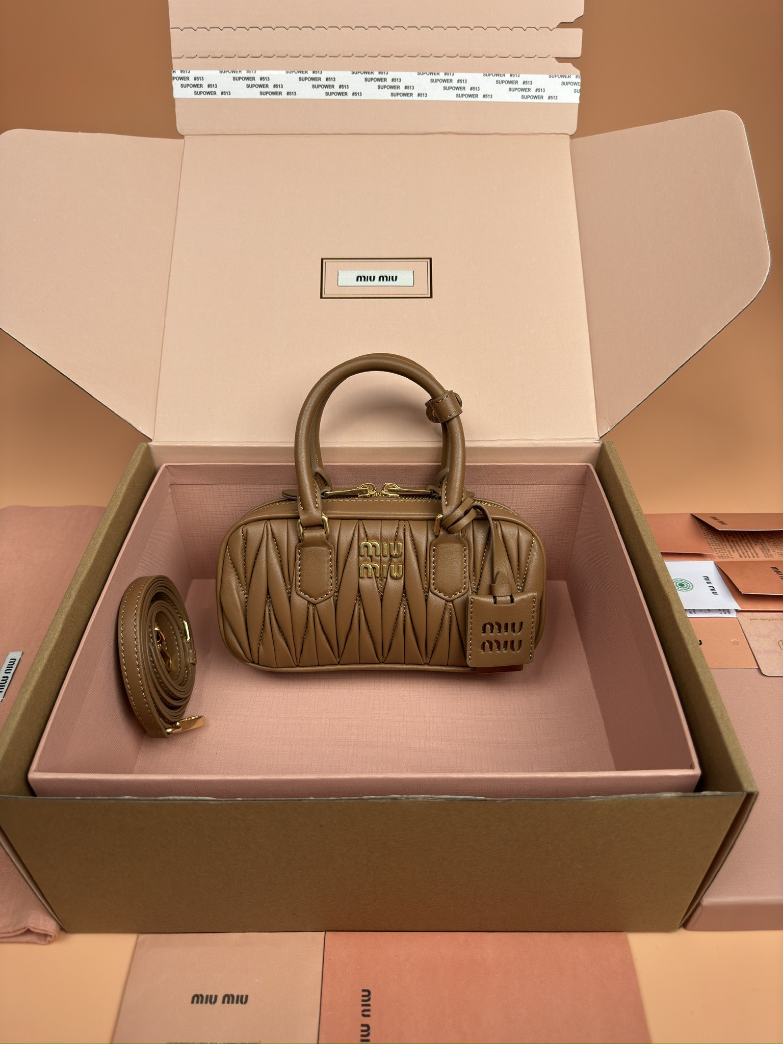 NO:184939,[Excellent hardware original leather] Arcadie Matelasse sheepskin mini (19cm) bowling handbag/crossbody bag ~ Caramel sheepskin This handbag adopts Matelasse craftsmanship, with three-dimensional texture and exquisite texture bringing a new interpretation of the classic silhouette. The front letter logo is cleverly echoes the metal hardware, and the exquisite workmanship is extraordinary, showing a recognizable classic style. Dynamic and elegant lines are matched with adjustable and removable shoulder straps, presenting a practical and versatile design with modern charm. ~ Removable and adjustable shoulder straps ~ Zipper opening and closing ~ Lined patch pocket Size: W19×H10×D5cm Number_5BP, special Miaomiao, satchels, crossbody bags, sheepskin19860909【特级五金原厂皮】 Arcadie Matelasse羊皮革迷你(19cm)保龄球手提包/斜挎包～焦糖羊皮 这款手提包采用Matelasse工艺,立体纹理与精致质感为经典廓形带来全新演绎.正面字母徽标与金属五金件巧妙呼应,精致做工卓尔不凡,彰显极具辨识度的经典格调.动感优雅线条搭配可调式可拆卸肩带,呈现富有现代魅力的实用百搭设计. ～可拆卸可调式肩带 ～拉链开合 ～带衬里贴袋 尺寸:W19×H10×D5cm 編號_5BP,特级缪缪,satchels,crossbody bags,sheepskin,Bag