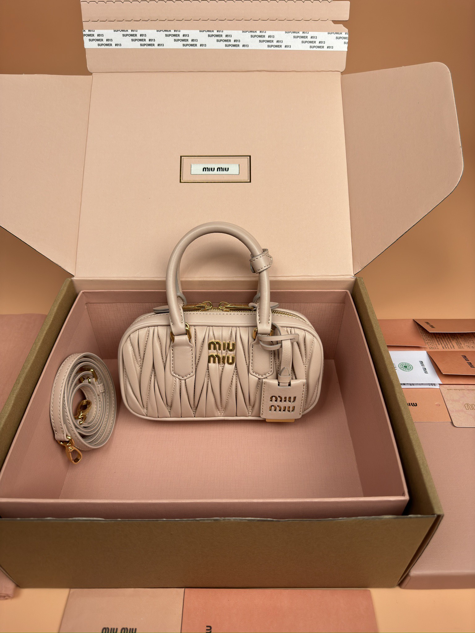 NO:184943,[Original leather of special hardware] Arcadie Matelasse sheepskin mini (19cm) bowling handbag/crossbody bag ~ Milk tea powder apricot sheepskin This handbag adopts Matelasse craftsmanship, with three-dimensional texture and exquisite texture bringing a new interpretation of the classic silhouette. The front letter logo is cleverly echoes the metal hardware, and the exquisite workmanship is extraordinary, showing a recognizable classic style. Dynamic and elegant lines are matched with adjustable and removable shoulder straps, presenting a practical and versatile design with modern charm. ~ Removable and adjustable shoulder straps ~ Zipper closure ~ Lined patch pocket Size: W19×H10×D5cm Number_5BP, special Miaomiao, satchels, crossbody bags, sheepskin19860909【特级五金原厂皮】 Arcadie Matelasse羊皮革迷你(19cm)保龄球手提包/斜挎包～奶茶粉杏羊皮 这款手提包采用Matelasse工艺,立体纹理与精致质感为经典廓形带来全新演绎.正面字母徽标与金属五金件巧妙呼应,精致做工卓尔不凡,彰显极具辨识度的经典格调.动感优雅线条搭配可调式可拆卸肩带,呈现富有现代魅力的实用百搭设计. ～可拆卸可调式肩带 ～拉链开合 ～带衬里贴袋 尺寸:W19×H10×D5cm 編號_5BP,特级缪缪,satchels,crossbody bags,sheepskin,Bag