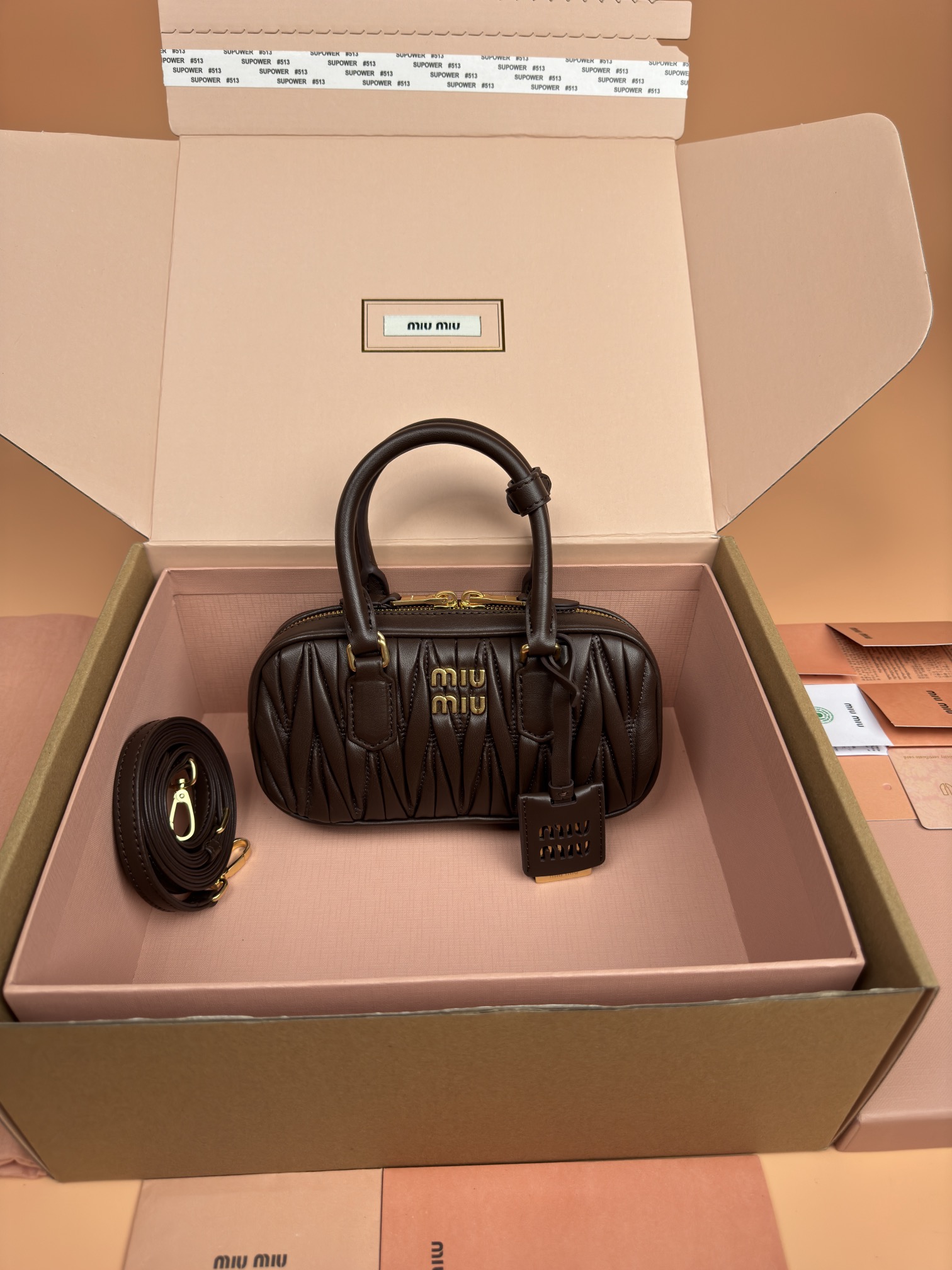 NO:184948,[Excellent hardware original leather] Arcadie Matelasse sheepskin mini (19cm) bowling handbag/crossbody bag ~ Heather wood sheepskin This handbag adopts Matelasse craftsmanship, with three-dimensional texture and exquisite texture bringing a new interpretation of the classic silhouette. The front letter logo is cleverly echoes the metal hardware, and the exquisite workmanship is extraordinary, showing a recognizable classic style. Dynamic and elegant lines are matched with adjustable and removable shoulder straps, presenting a practical and versatile design with modern charm. ~ Removable and adjustable shoulder straps ~ Zipper closure ~ Lined patch pocket Size: W19×H10×D5cm Number_5BP, special Miaomiao, satchels, crossbody bags, sheepskin19860909【特级五金原厂皮】 Arcadie Matelasse羊皮革迷你(19cm)保龄球手提包/斜挎包～石楠木羊皮 这款手提包采用Matelasse工艺,立体纹理与精致质感为经典廓形带来全新演绎.正面字母徽标与金属五金件巧妙呼应,精致做工卓尔不凡,彰显极具辨识度的经典格调.动感优雅线条搭配可调式可拆卸肩带,呈现富有现代魅力的实用百搭设计. ～可拆卸可调式肩带 ～拉链开合 ～带衬里贴袋 尺寸:W19×H10×D5cm 編號_5BP,特级缪缪,satchels,crossbody bags,sheepskin,Bag