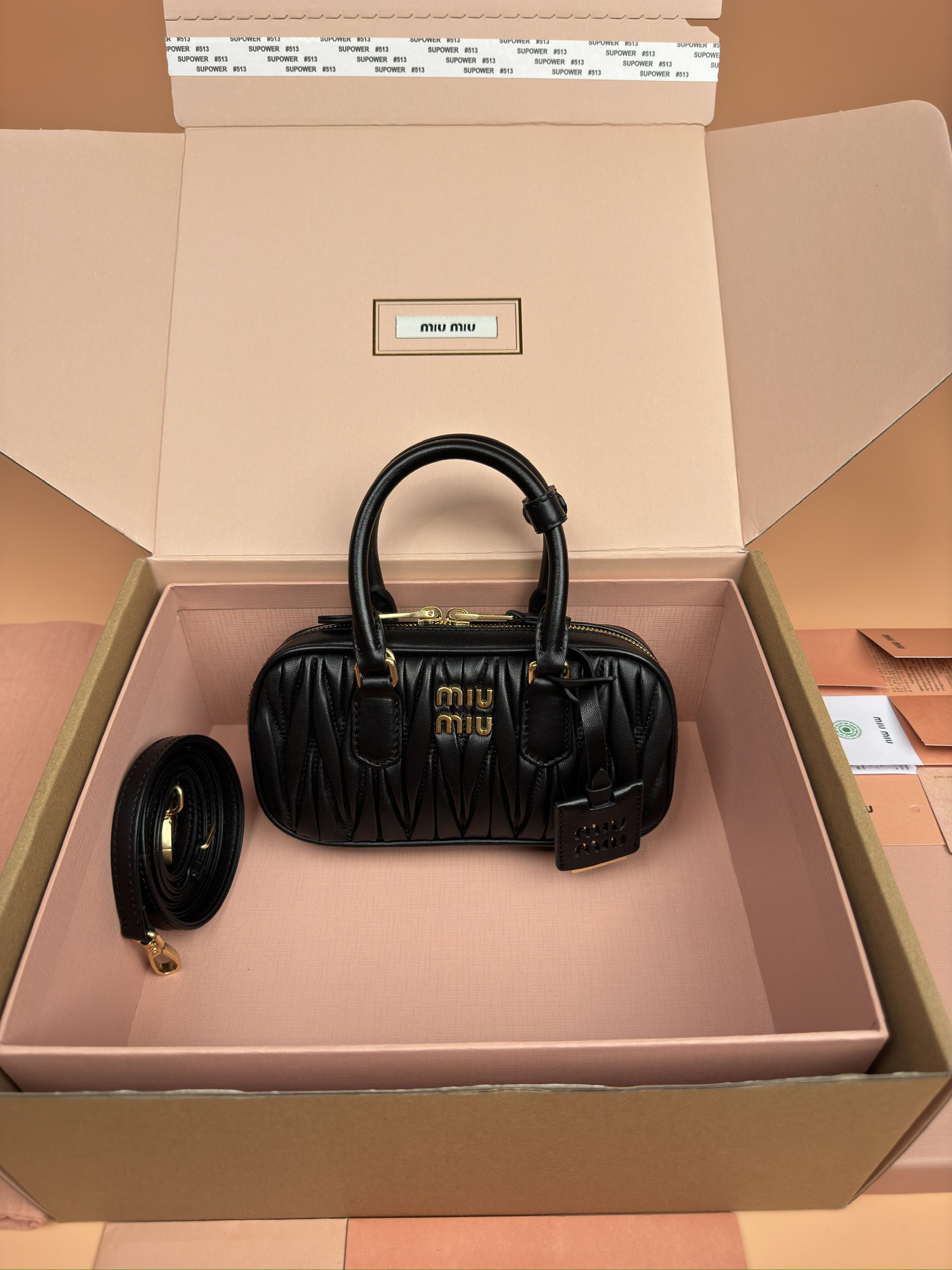 NO:184950,[Original leather of special hardware] Arcadie Matelasse sheepskin mini (19cm) bowling handbag/crossbody bag ~ Black sheepskin This handbag adopts Matelasse craftsmanship, with three-dimensional texture and exquisite texture bringing a new interpretation of the classic silhouette. The front letter logo is cleverly echoes the metal hardware, and the exquisite workmanship is extraordinary, showing a recognizable classic style. Dynamic and elegant lines are matched with adjustable and removable shoulder straps, presenting a practical and versatile design with modern charm. ~ Removable and adjustable shoulder straps ~ Zipper closure ~ Lined patch pocket Size: W19×H10×D5cm Number_5BP, special Miaomiao, satchels, crossbody bags, sheepskin19860909【特级五金原厂皮】 Arcadie Matelasse羊皮革迷你(19cm)保龄球手提包/斜挎包～黑色羊皮 这款手提包采用Matelasse工艺,立体纹理与精致质感为经典廓形带来全新演绎.正面字母徽标与金属五金件巧妙呼应,精致做工卓尔不凡,彰显极具辨识度的经典格调.动感优雅线条搭配可调式可拆卸肩带,呈现富有现代魅力的实用百搭设计. ～可拆卸可调式肩带 ～拉链开合 ～带衬里贴袋 尺寸:W19×H10×D5cm 編號_5BP,特级缪缪,satchels,crossbody bags,sheepskin,Bag