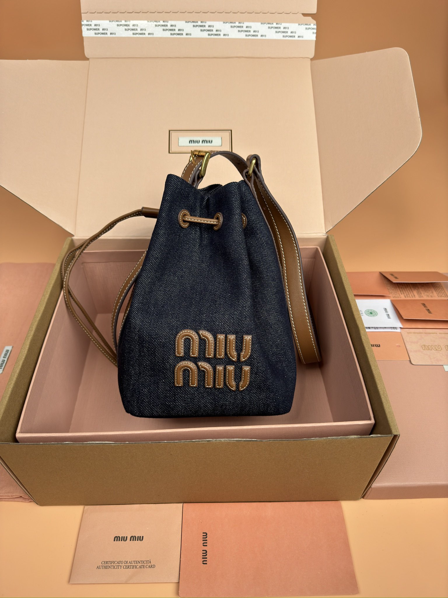 NO:184981,[Original leather of special hardware] Denim denim and cowhide leather bucket bag ~ denim [small] This denim bucket bag is intertwined with contrasting materials and colors, highlighting its independent design. The letter logo adds a unique personality to the design of the handbag. ~Adjustable handle ~Gold-plated hardware accessories ~Bond letter logo ~Drawstring opening and closing ~Line Size: W14×H22.5×D16cm Number_5BE, Special Miu Miao, cowhide, gold plating19860909【特级五金原厂皮】 丹宁牛仔与牛皮革水桶包～牛仔【小号】 这款丹宁水桶包以对比鲜明的材料和颜色相互交织,彰显出其独立的设计.字母徽标为手提包的设计增添了独特的个性. ～可调式提手 ～镀金色五金配件 ～正面字母徽标 ～抽绳开合 ～带衬里 尺寸:W14×H22.5×D16cm 編號_5BE,特级缪缪,cowhide,gold plating,Bag