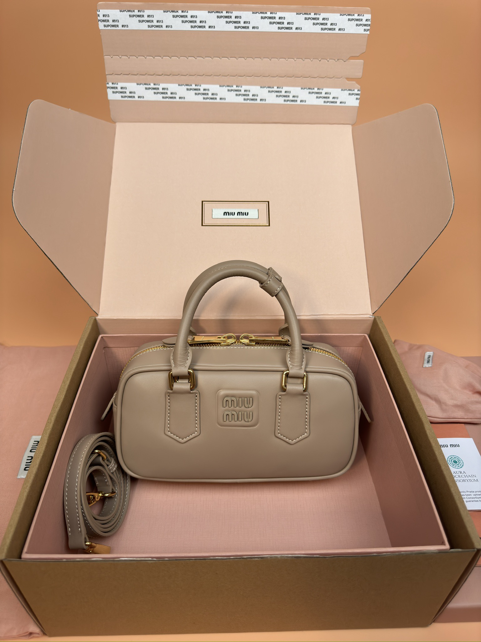 NO:184801,[Excellent hardware original leather] Arcadie cowhide leather small (22cm) bowling handbag/crossbody bag~bean paste cowhide This Arcadic handbag shows a unique concept. Instant fashion is a tool that reflects reality and translates into material form. The letter logo that complements the finish of metal hardware accessories is exquisitely made of extraordinary workmanship, showing a recognizable classic style. Dynamic and elegant lines are paired with adjustable and removable shoulder straps, presenting a practical and versatile design with modern charm. Size: W22×H10.5×D7.5cm Number_5BB142, special Miao Miao, satchels, crossbody bags, cowhide19860909【特级五金原厂皮】 Arcadie 牛皮革小号(22cm)保龄球手提包/斜挎包～豆沙色牛皮 这款Arcadic手袋彰显独特的理念,即时装是对现实的反映转译为物质形态的工具.与金属五金配件的饰面相辉映的字母徽标,精致做工卓尔不凡,彰显极具辨识度的经典格调.动感优雅线条搭配可调式可拆卸肩带,呈现富有现代魅力的实用百搭设计. 尺寸:W22×H10.5×D7.5cm 編號_5BB142,特级缪缪,satchels,crossbody bags,cowhide,Bag