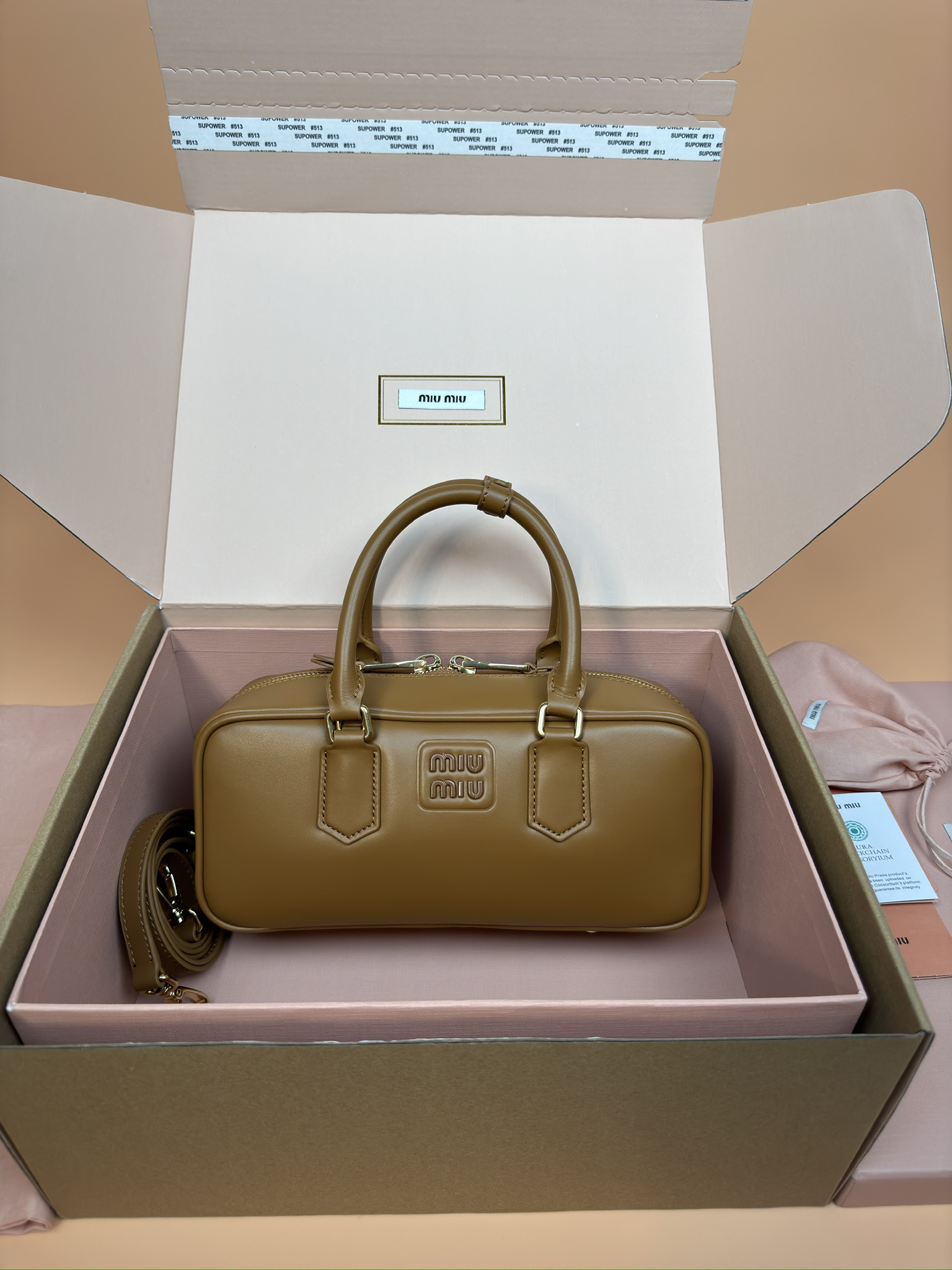 NO:184792,[Excellent hardware original leather] Arcadie cowhide leather medium (27cm) bowling handbag/crossbody bag ~ Cognac cowhide This Arcadic handbag shows a unique concept, instant fashion is a tool that reflects reality and translates into material form. The letter logo that complements the finish of metal hardware accessories, exquisite workmanship, and unique, highlights the recognizable classic style. Dynamic and elegant lines are matched with adjustable and removable shoulder straps, presenting a practical and versatile design with modern charm. Size: W27×H12×D9cm Number_5BB, special Miao Miao, satchels, crossbody bags, cowhide19860909【特级五金原厂皮】 Arcadie 牛皮革中号(27cm)保龄球手提包/斜挎包～干邑色牛皮 这款Arcadic手袋彰显独特的理念,即时装是对现实的反映转译为物质形态的工具.与金属五金配件的饰面相辉映的字母徽标,精致做工卓尔不凡,彰显极具辨识度的经典格调.动感优雅线条搭配可调式可拆卸肩带,呈现富有现代魅力的实用百搭设计. 尺寸:W27×H12×D9cm 編號_5BB,特级缪缪,satchels,crossbody bags,cowhide,Bag