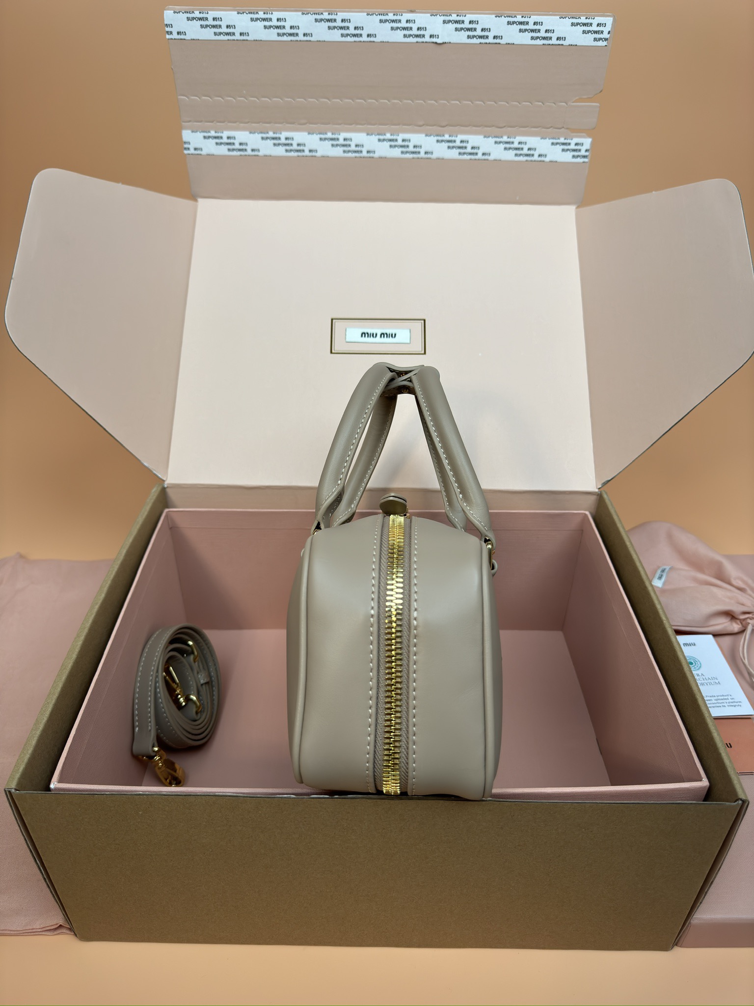 p800。【特级五金原厂皮】Arcadie 牛皮革中号(27cm)保龄球手提包/斜挎包～豆沙色牛皮

这款Arcadic手袋彰显独特的理念，即时装是对现实的反映转译为物质形态的工具。与金属五金配件的饰面相辉映的字母徽标，精致做工卓尔不凡，彰显极具辨识度的经典格调。动感优雅线条搭配可调式可拆卸肩带，呈现富有现代魅力的实用百搭设计。
尺寸:W27×H12×D9cm
編號：5BB148