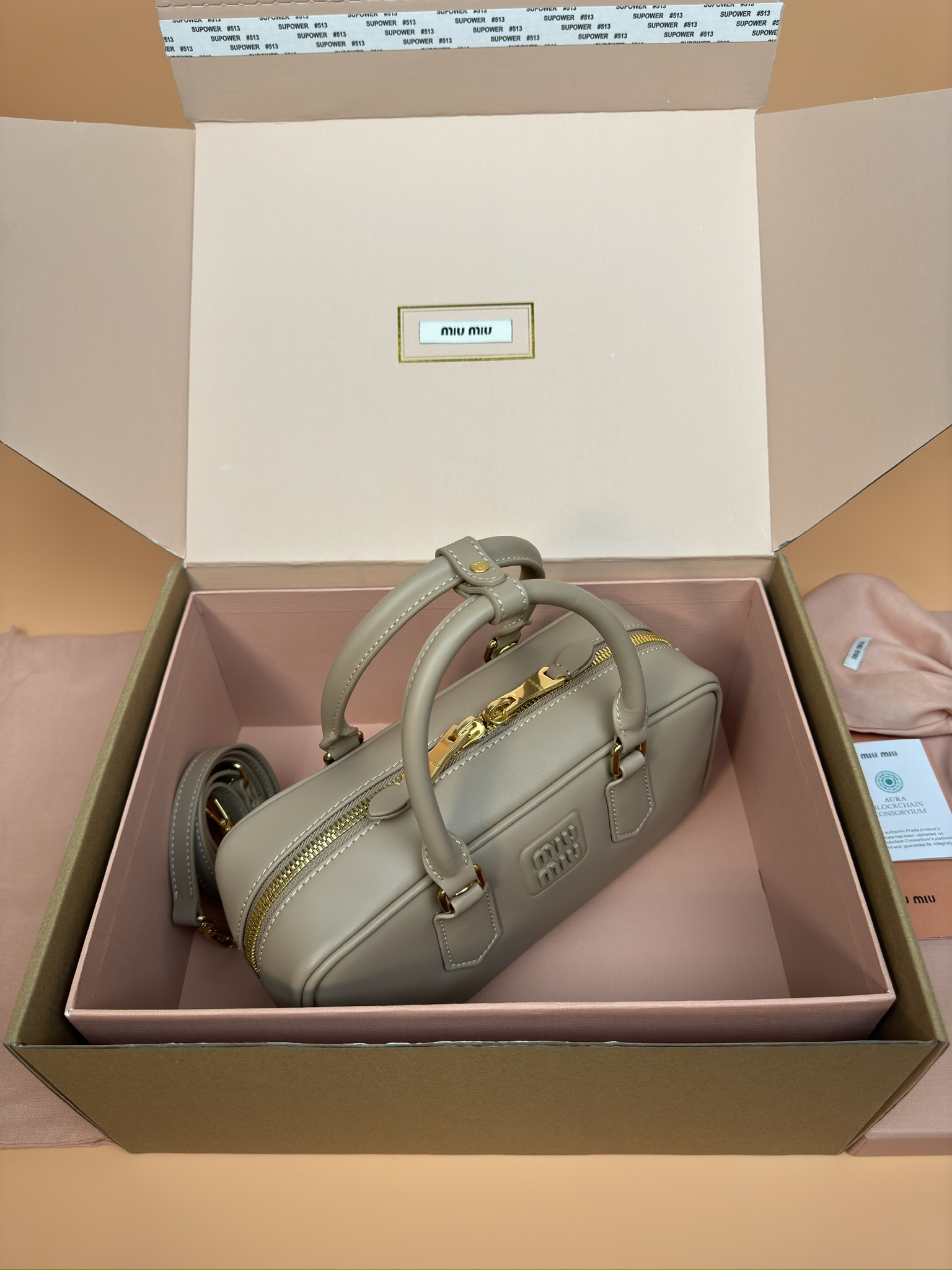 p800。【特级五金原厂皮】Arcadie 牛皮革中号(27cm)保龄球手提包/斜挎包～豆沙色牛皮

这款Arcadic手袋彰显独特的理念，即时装是对现实的反映转译为物质形态的工具。与金属五金配件的饰面相辉映的字母徽标，精致做工卓尔不凡，彰显极具辨识度的经典格调。动感优雅线条搭配可调式可拆卸肩带，呈现富有现代魅力的实用百搭设计。
尺寸:W27×H12×D9cm
編號：5BB148