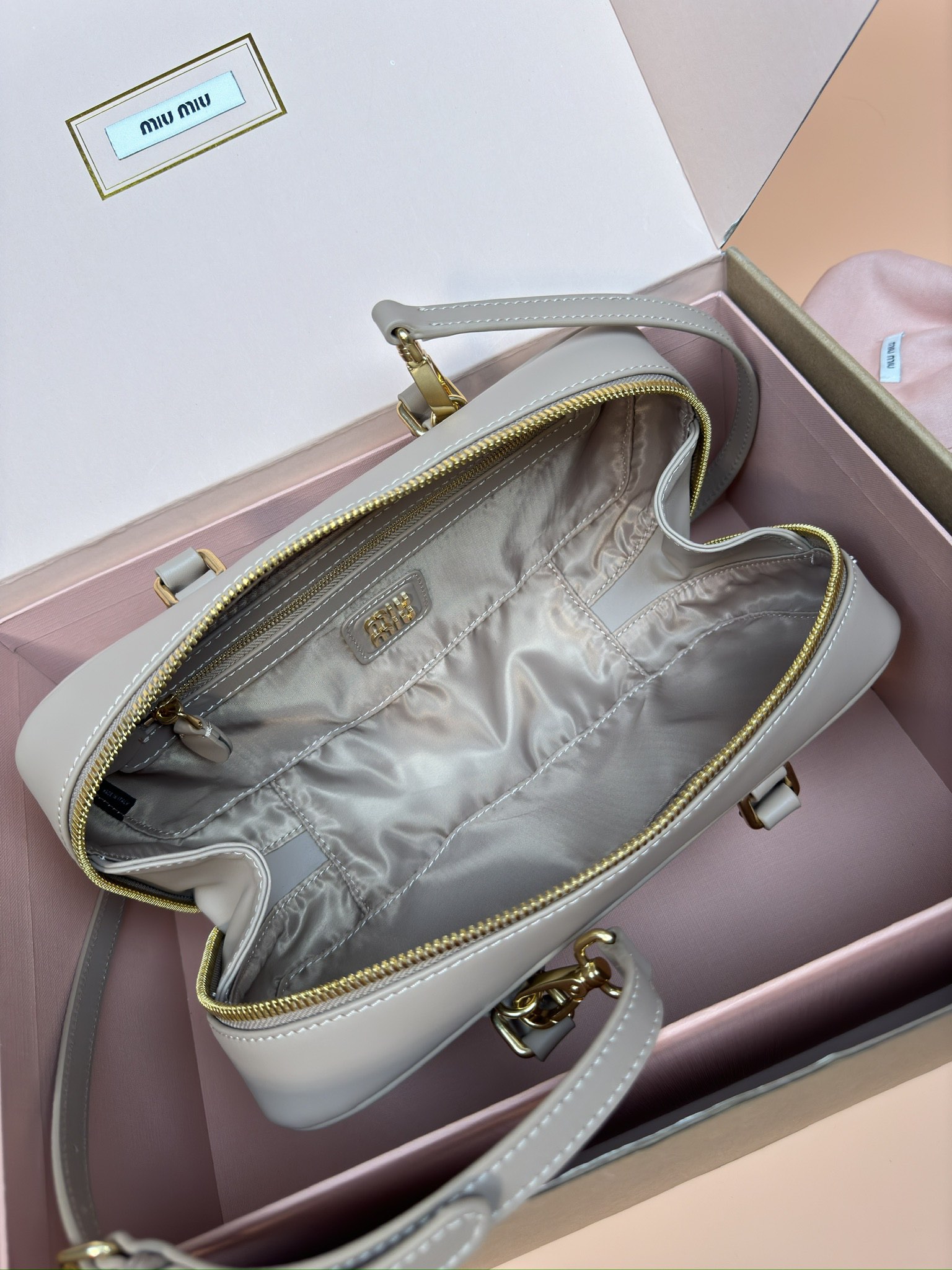 p800。【特级五金原厂皮】Arcadie 牛皮革中号(27cm)保龄球手提包/斜挎包～豆沙色牛皮

这款Arcadic手袋彰显独特的理念，即时装是对现实的反映转译为物质形态的工具。与金属五金配件的饰面相辉映的字母徽标，精致做工卓尔不凡，彰显极具辨识度的经典格调。动感优雅线条搭配可调式可拆卸肩带，呈现富有现代魅力的实用百搭设计。
尺寸:W27×H12×D9cm
編號：5BB148