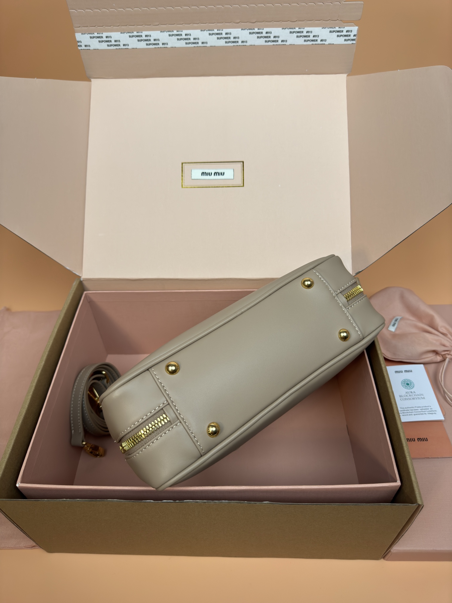 p800。【特级五金原厂皮】Arcadie 牛皮革中号(27cm)保龄球手提包/斜挎包～豆沙色牛皮

这款Arcadic手袋彰显独特的理念，即时装是对现实的反映转译为物质形态的工具。与金属五金配件的饰面相辉映的字母徽标，精致做工卓尔不凡，彰显极具辨识度的经典格调。动感优雅线条搭配可调式可拆卸肩带，呈现富有现代魅力的实用百搭设计。
尺寸:W27×H12×D9cm
編號：5BB148