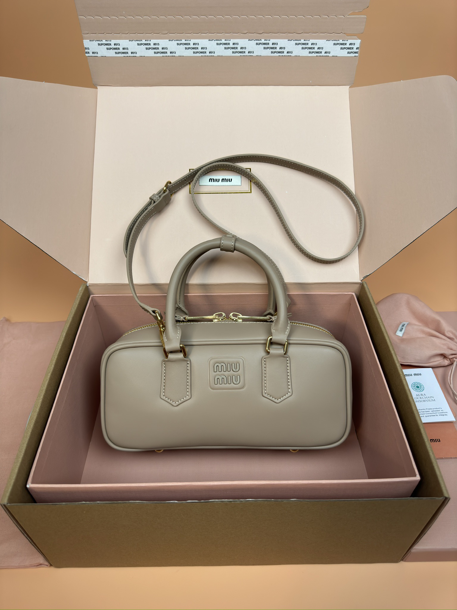 p800。【特级五金原厂皮】Arcadie 牛皮革中号(27cm)保龄球手提包/斜挎包～豆沙色牛皮

这款Arcadic手袋彰显独特的理念，即时装是对现实的反映转译为物质形态的工具。与金属五金配件的饰面相辉映的字母徽标，精致做工卓尔不凡，彰显极具辨识度的经典格调。动感优雅线条搭配可调式可拆卸肩带，呈现富有现代魅力的实用百搭设计。
尺寸:W27×H12×D9cm
編號：5BB148