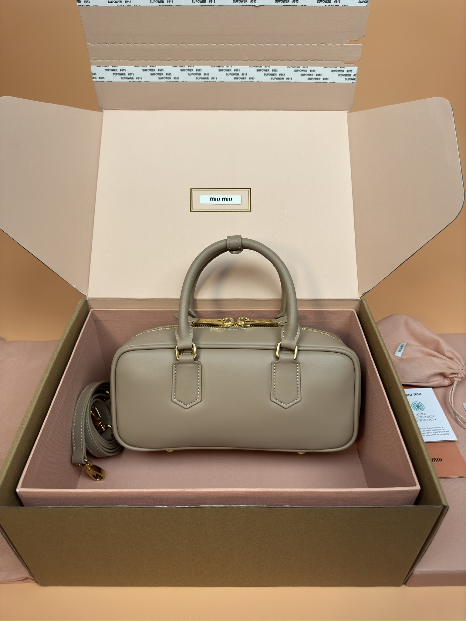 p800。【特级五金原厂皮】Arcadie 牛皮革中号(27cm)保龄球手提包/斜挎包～豆沙色牛皮

这款Arcadic手袋彰显独特的理念，即时装是对现实的反映转译为物质形态的工具。与金属五金配件的饰面相辉映的字母徽标，精致做工卓尔不凡，彰显极具辨识度的经典格调。动感优雅线条搭配可调式可拆卸肩带，呈现富有现代魅力的实用百搭设计。
尺寸:W27×H12×D9cm
編號：5BB148