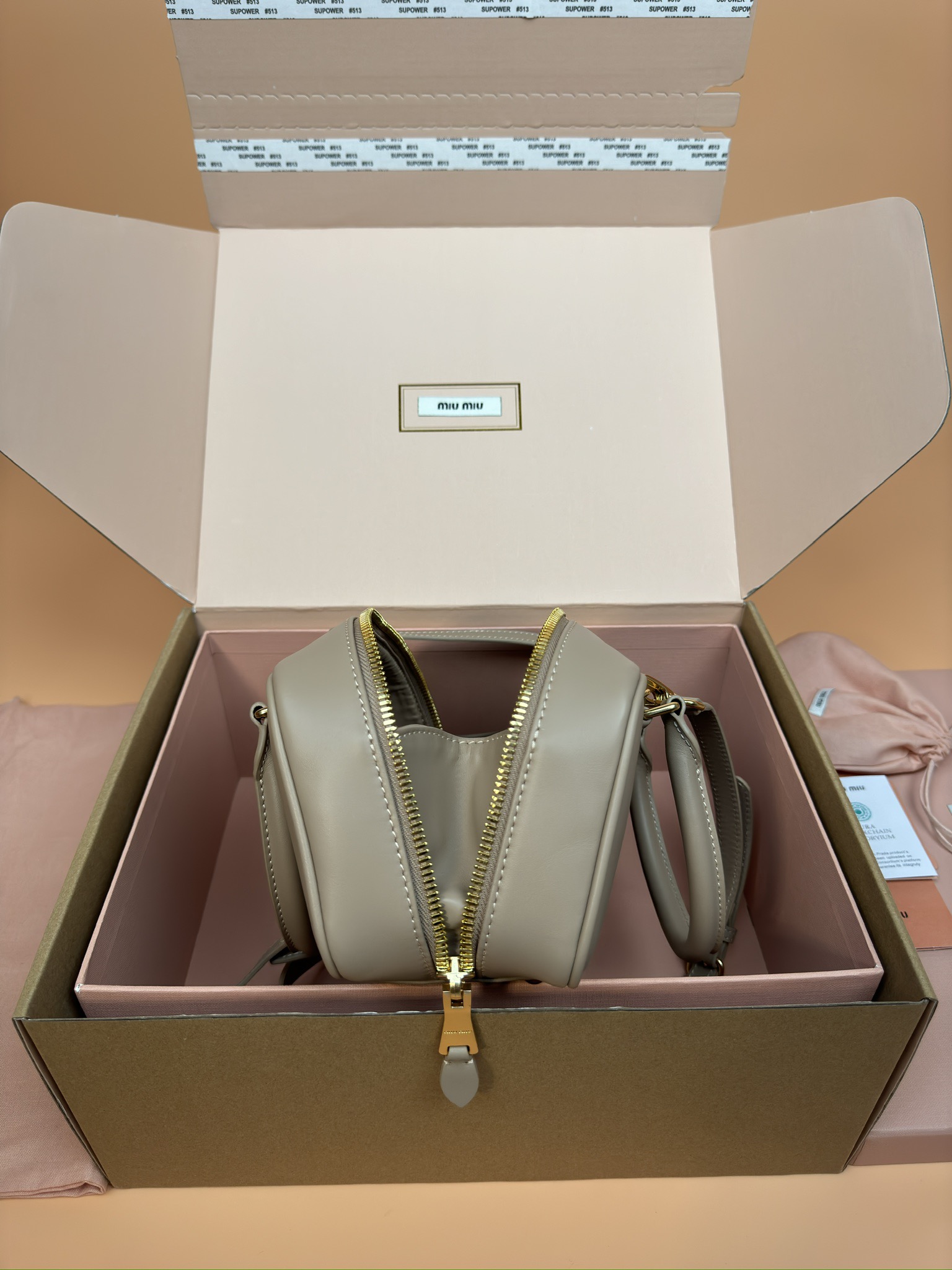 p800。【特级五金原厂皮】Arcadie 牛皮革中号(27cm)保龄球手提包/斜挎包～豆沙色牛皮

这款Arcadic手袋彰显独特的理念，即时装是对现实的反映转译为物质形态的工具。与金属五金配件的饰面相辉映的字母徽标，精致做工卓尔不凡，彰显极具辨识度的经典格调。动感优雅线条搭配可调式可拆卸肩带，呈现富有现代魅力的实用百搭设计。
尺寸:W27×H12×D9cm
編號：5BB148