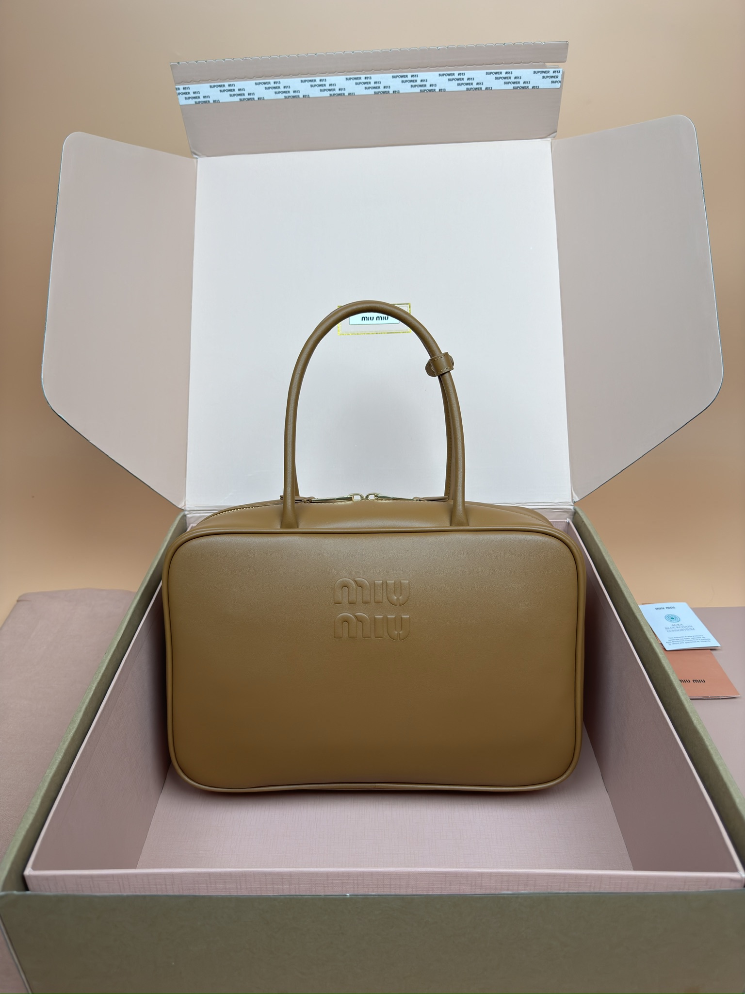 NO:185003,[Excellent hardware original leather] Beau cowhide leather handbag/shoulder bag ~ Cognac color [New version of briefcase] This Beau handbag is made of soft and smooth cowhide, gold-plated hardware accessories and other exquisite details, and the embossed letter logo highlights the classic style. Size: W34×H23×D10cm Number_5BB117, special grade Miao Miu, shoulder bags, cowhide, gold plating19860909【特级五金原厂皮】 Beau牛皮革手提包/单肩包～干邑色【新版公文包】 这款Beau手提包采用柔软光滑牛皮革,镀金色五金配件等精致细节格外出众,压花字母徽标彰显经典格调. 尺寸:W34×H23×D10cm 編號_5BB117,特级缪缪,shoulder bags,cowhide,gold plating,Bag